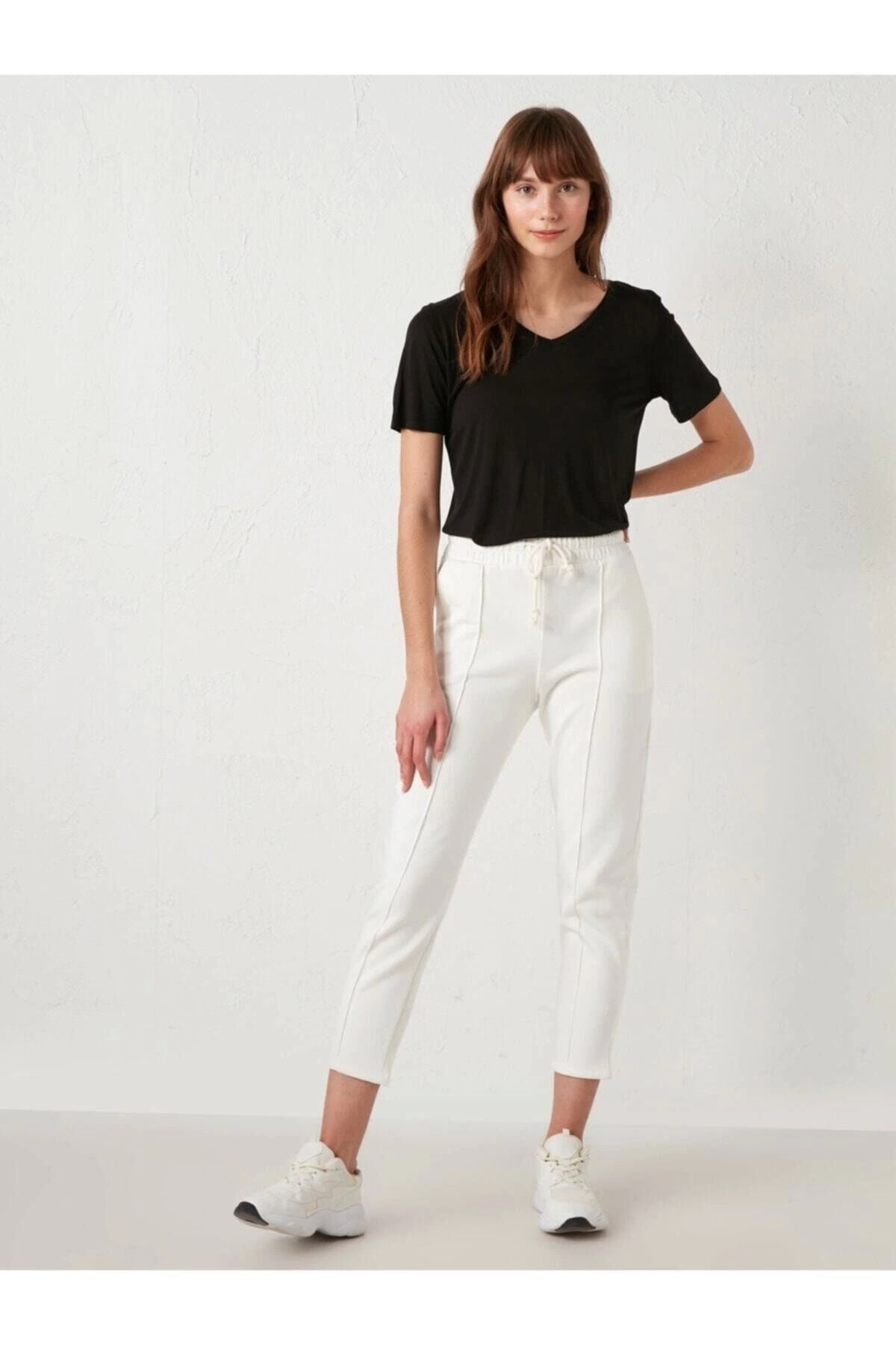 LC Waikiki LCWAIKIKI Your Fashion Style'dan Kadın Siyah Tişört V Yaka Düz Kısa Kollu Basic