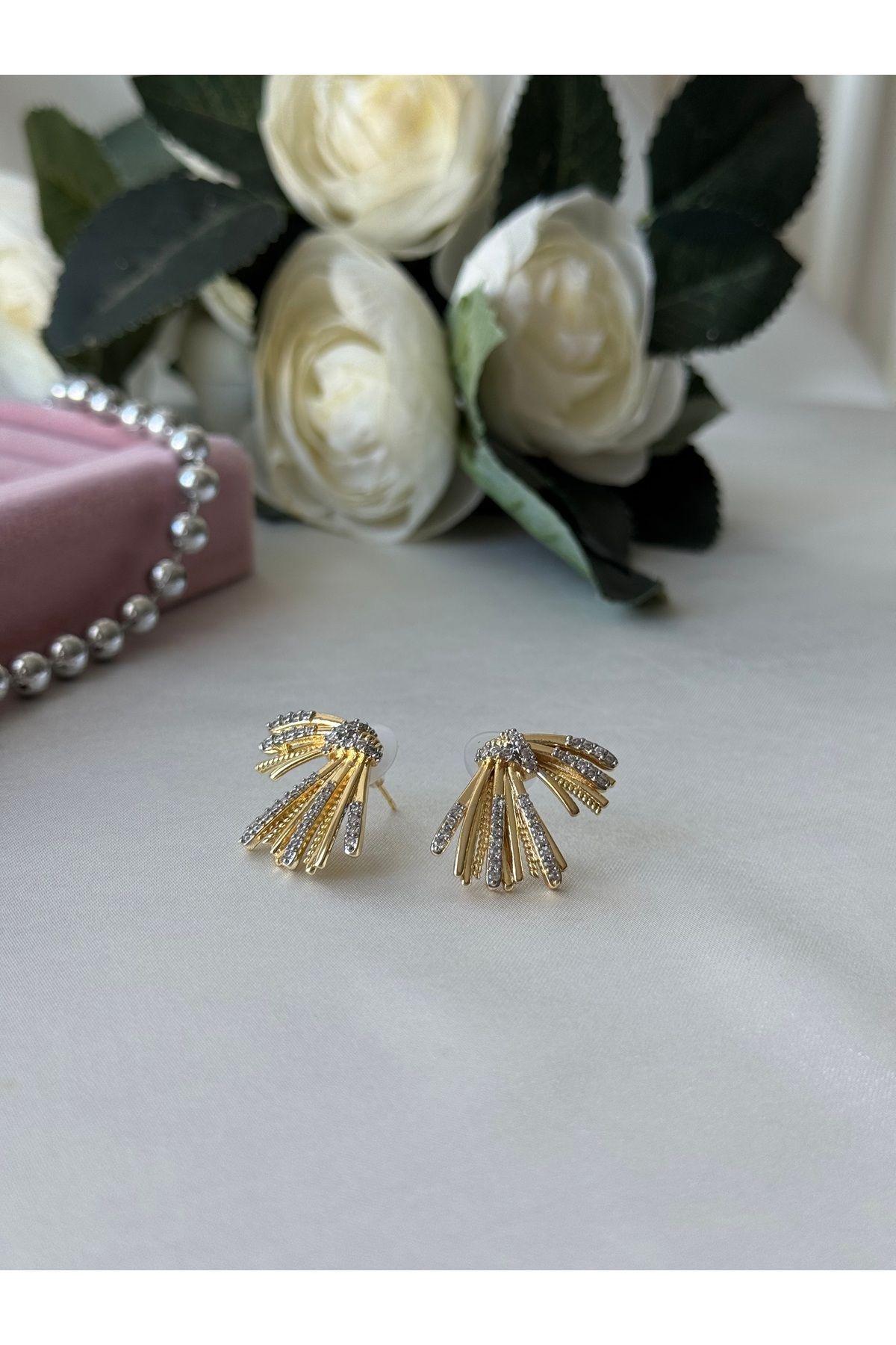 JEWELRY Özel Seri Altın Renkli Marka Model Kanat Şekilli Zirkon Taşlı Rodyum Kaplama VIP Küpe
