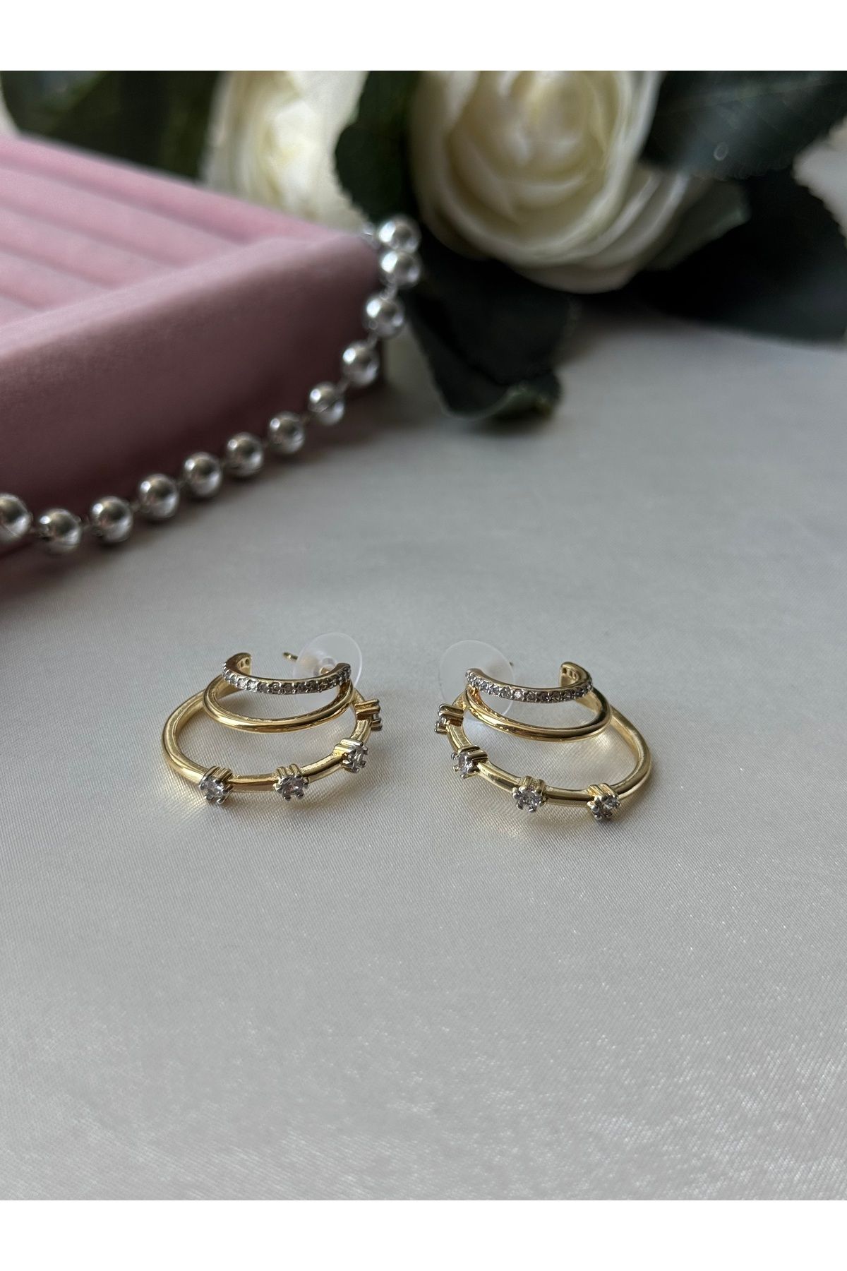 JEWELRY Özel Seri Altın Renkli 3 Sıralı Büyüklü Küçüklü Zirkon Taşlı Halkalı Rodyum Kaplama VIP Küpe