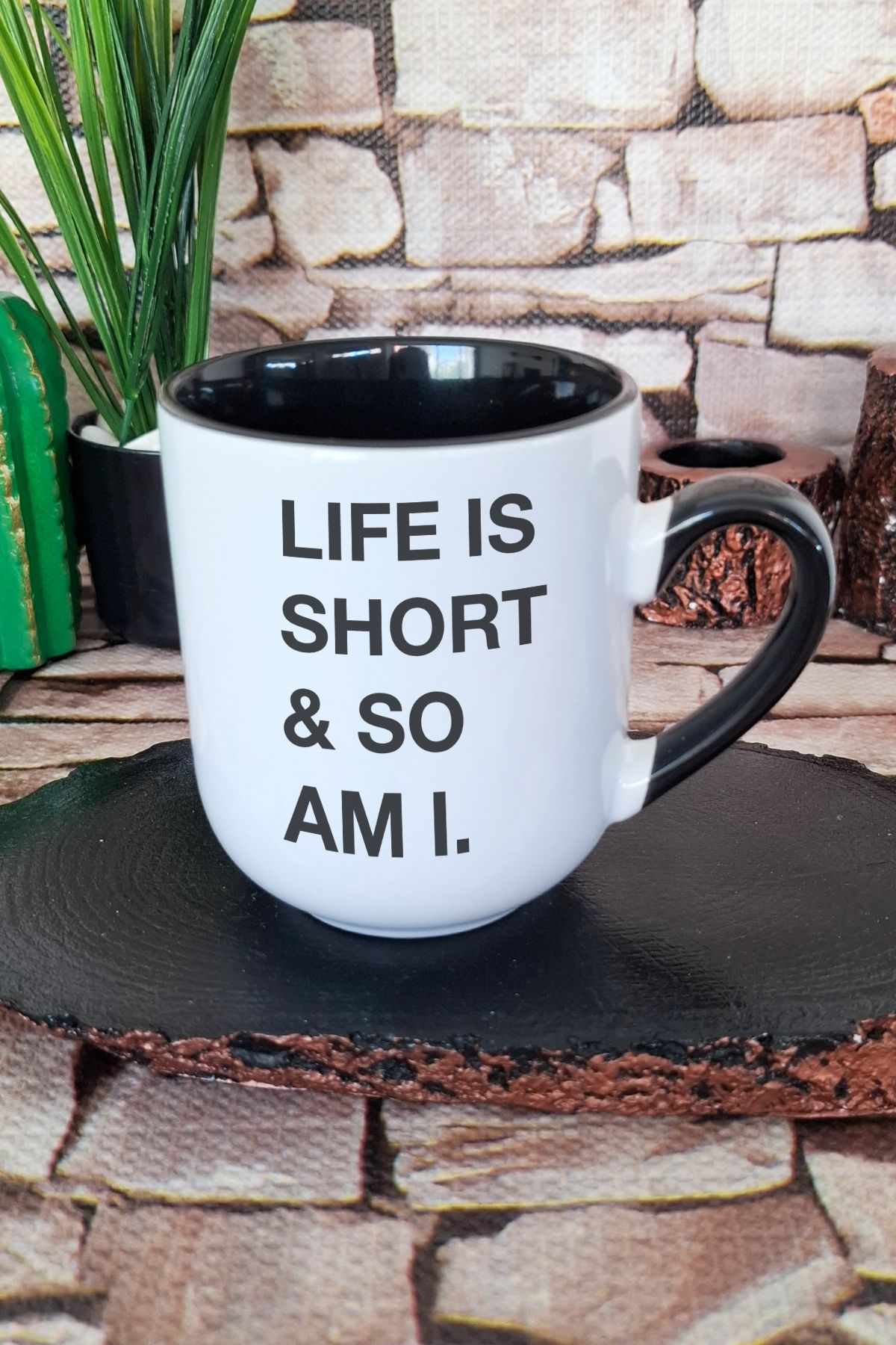qoeuyl boutique Life Is Short So Am I Kısa Arkadaş Eğlenceli Şaka Hediye Baskılı Siyah Renkli Premium Kupa Bardak