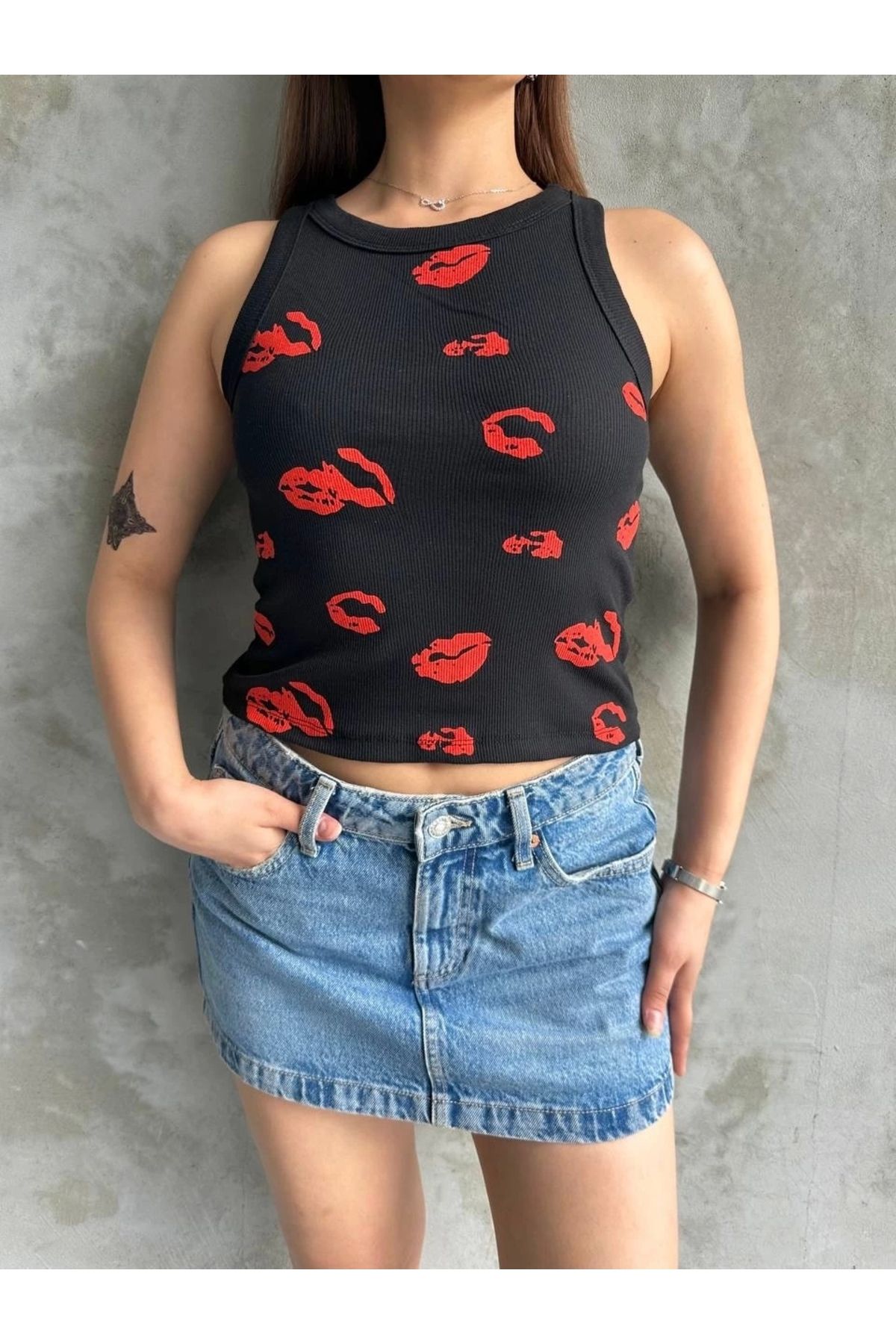alluria Öpücük baskılı bluz