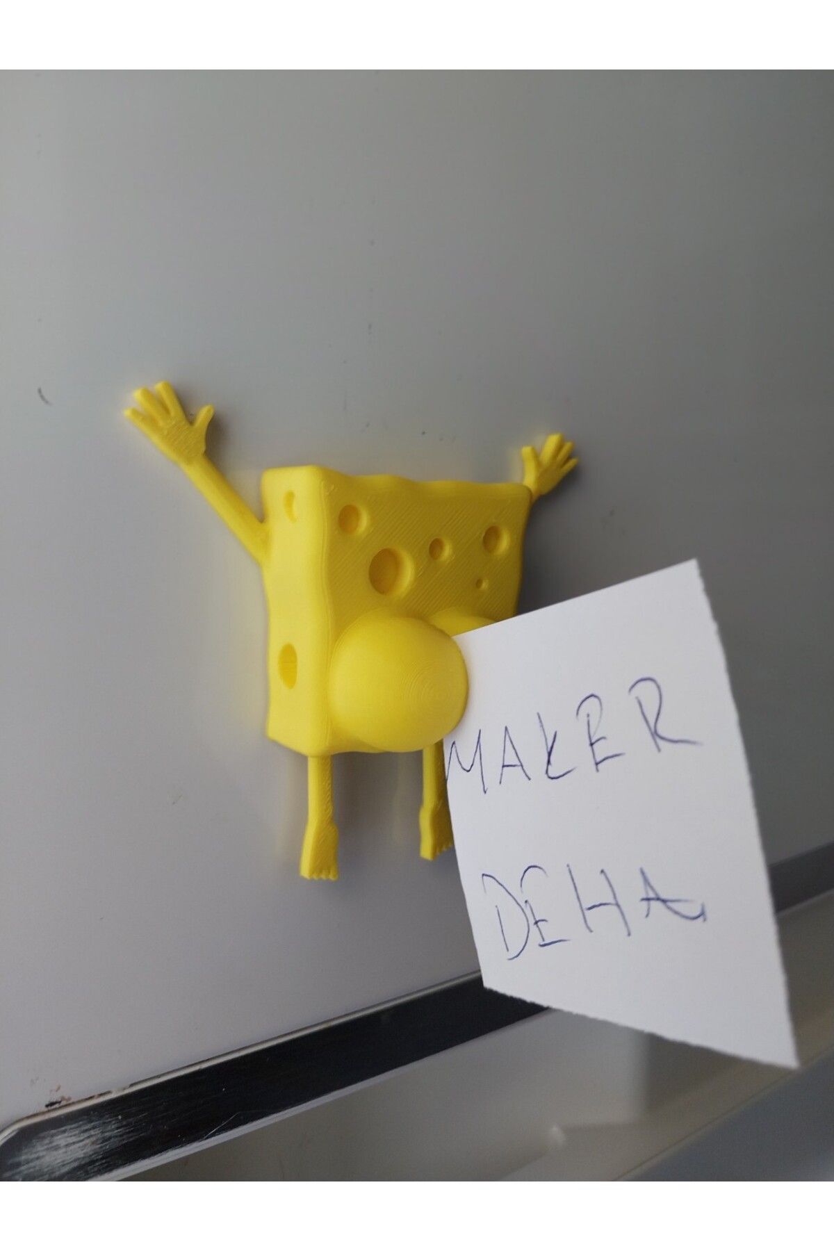 Maker Deha Sünger Bob Tasarımlı Magnet Not Tutucu – Eğlenceli ve Pratik Kartvizit & Not Askısı