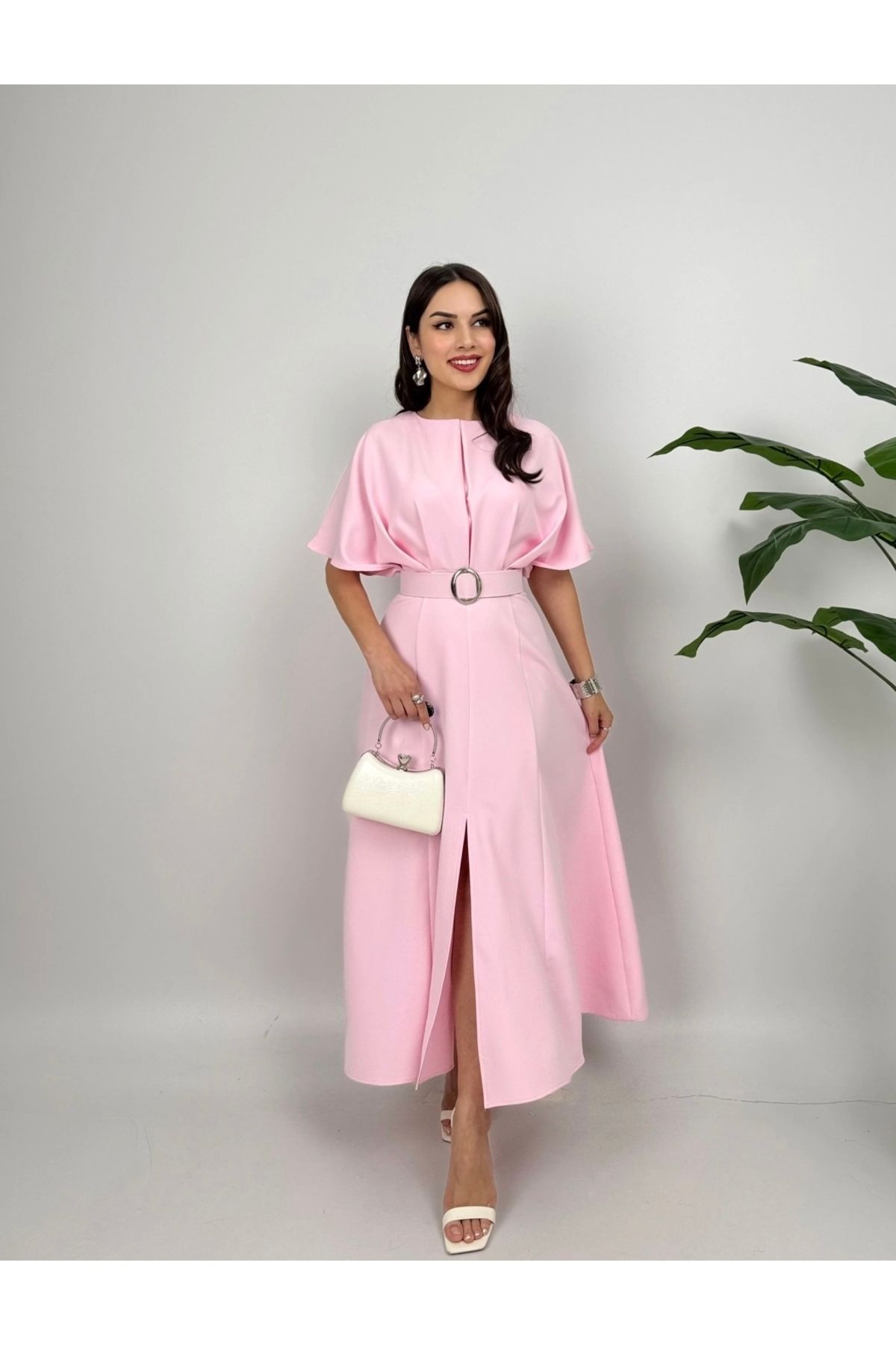 Afiş Butik Pembe Kemerli Göğüs Piliseli Yırtmaçlı Elbise