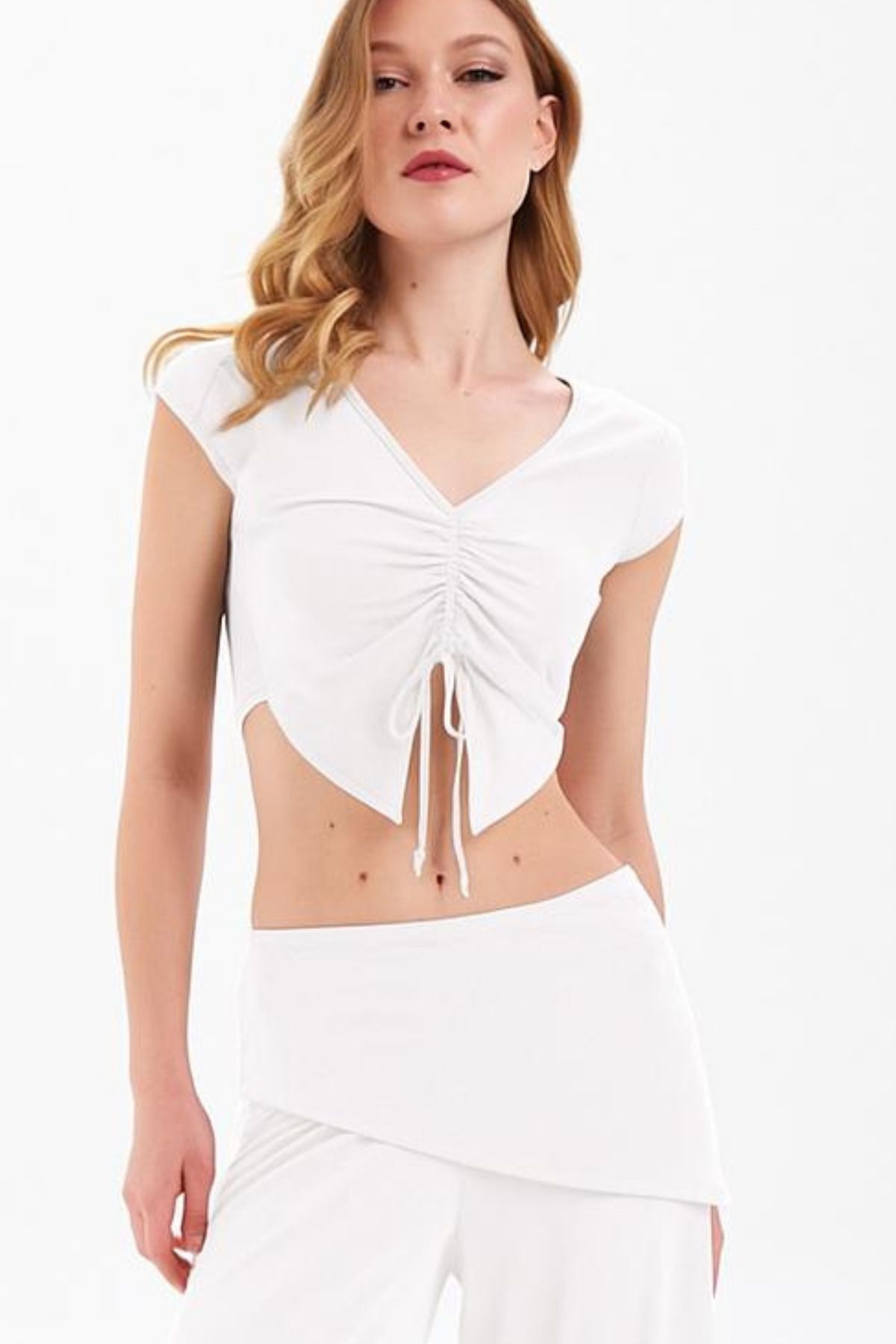 By Yaren Yazıcı Beyaz Kelebek Görünümlü Asimetrik Kesim Büzgü Detaylı Bluz Crop Top