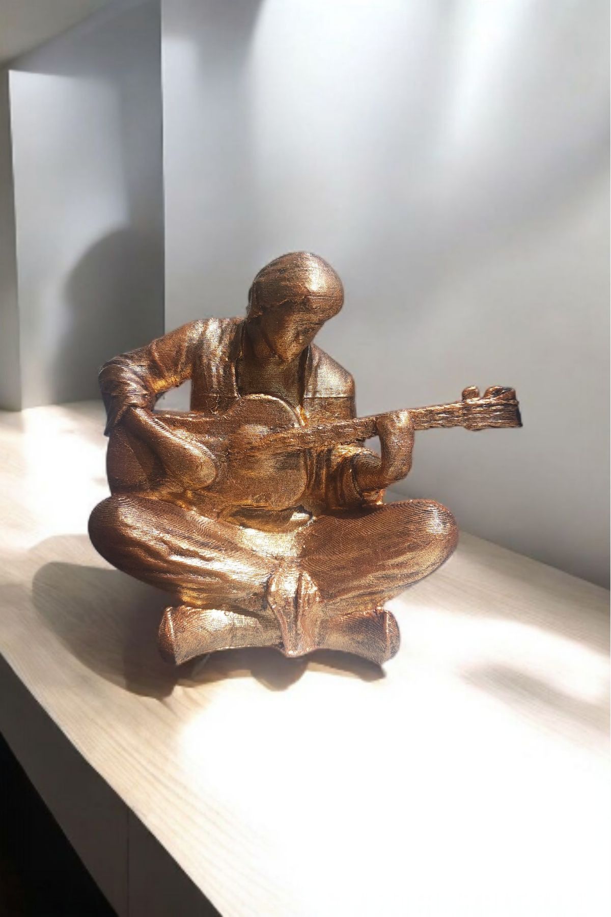 DENGE Müzik Köşesi Gitar Çalan Müzisyen Biblo - 8cm yükseklik