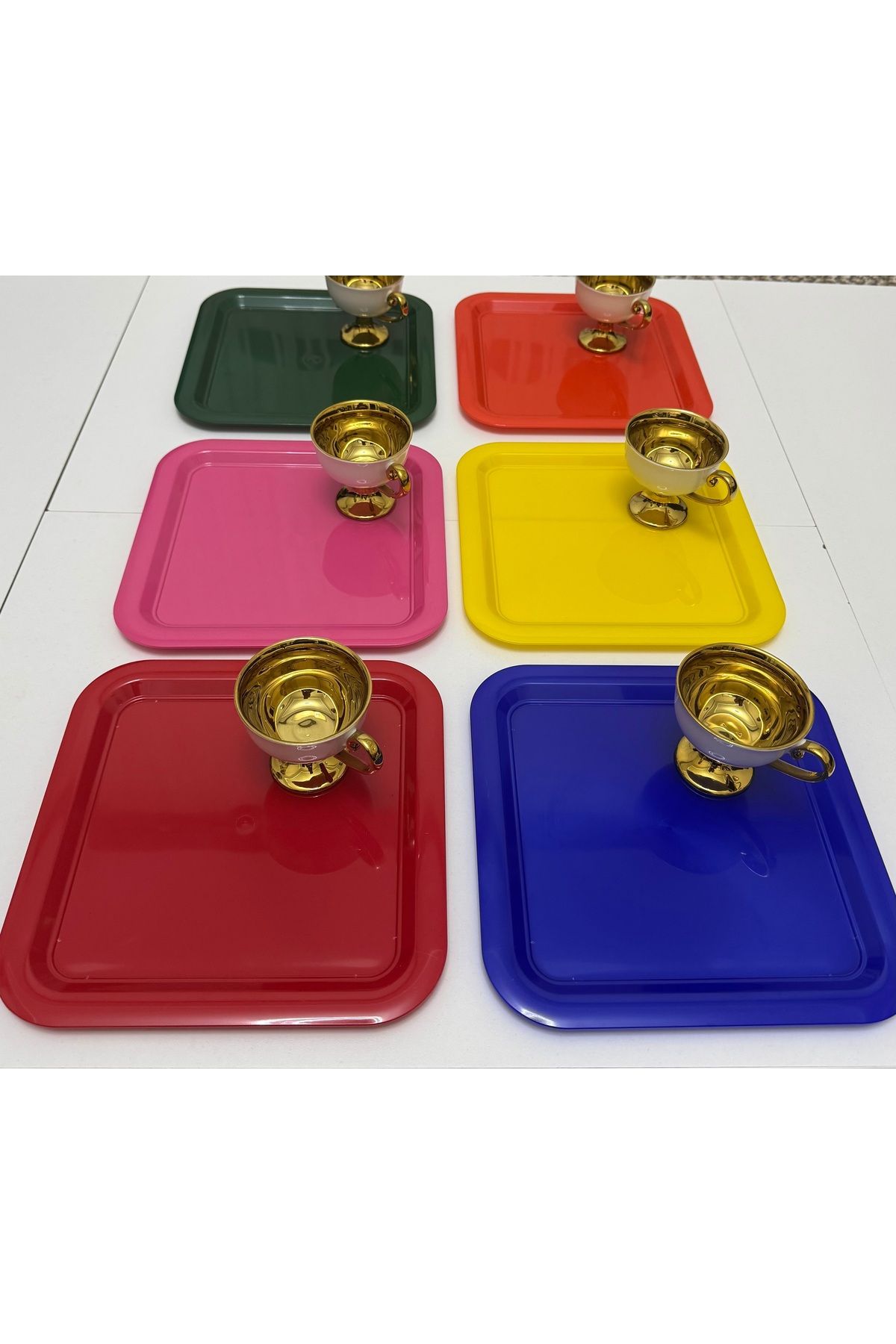 Elzemm store KALIN PLASTİK 6 ADET RENKLİ KARE SERVİS VE SUNUM TEPSİSİ 22 CM RENKLİ