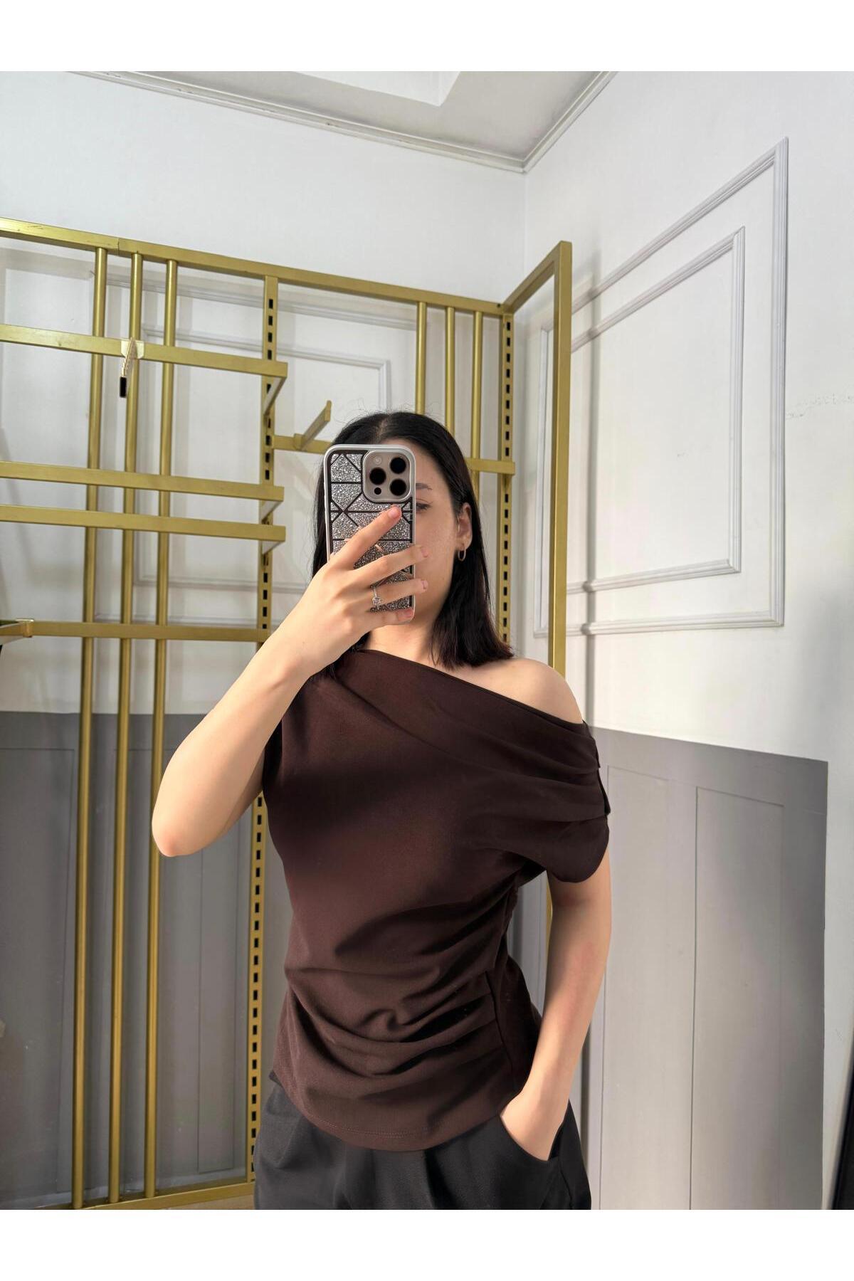 peri tower  Drape/Büzgü Detaylı Dökümlü Asimetrik Yaka Örme Krep Kumaş Bluz 0028 - Görsel 7