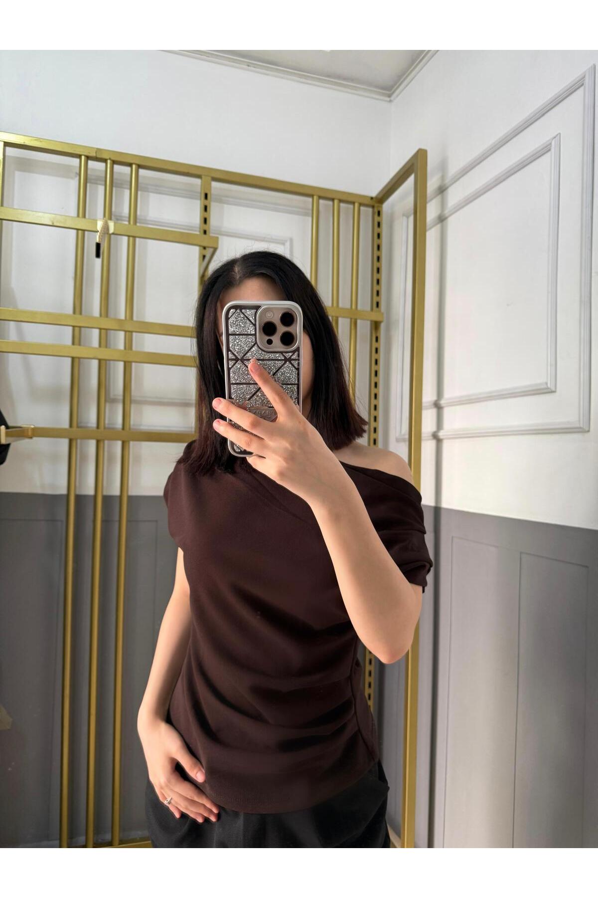 peri tower  Drape/Büzgü Detaylı Dökümlü Asimetrik Yaka Örme Krep Kumaş Bluz 0028 - Görsel 6