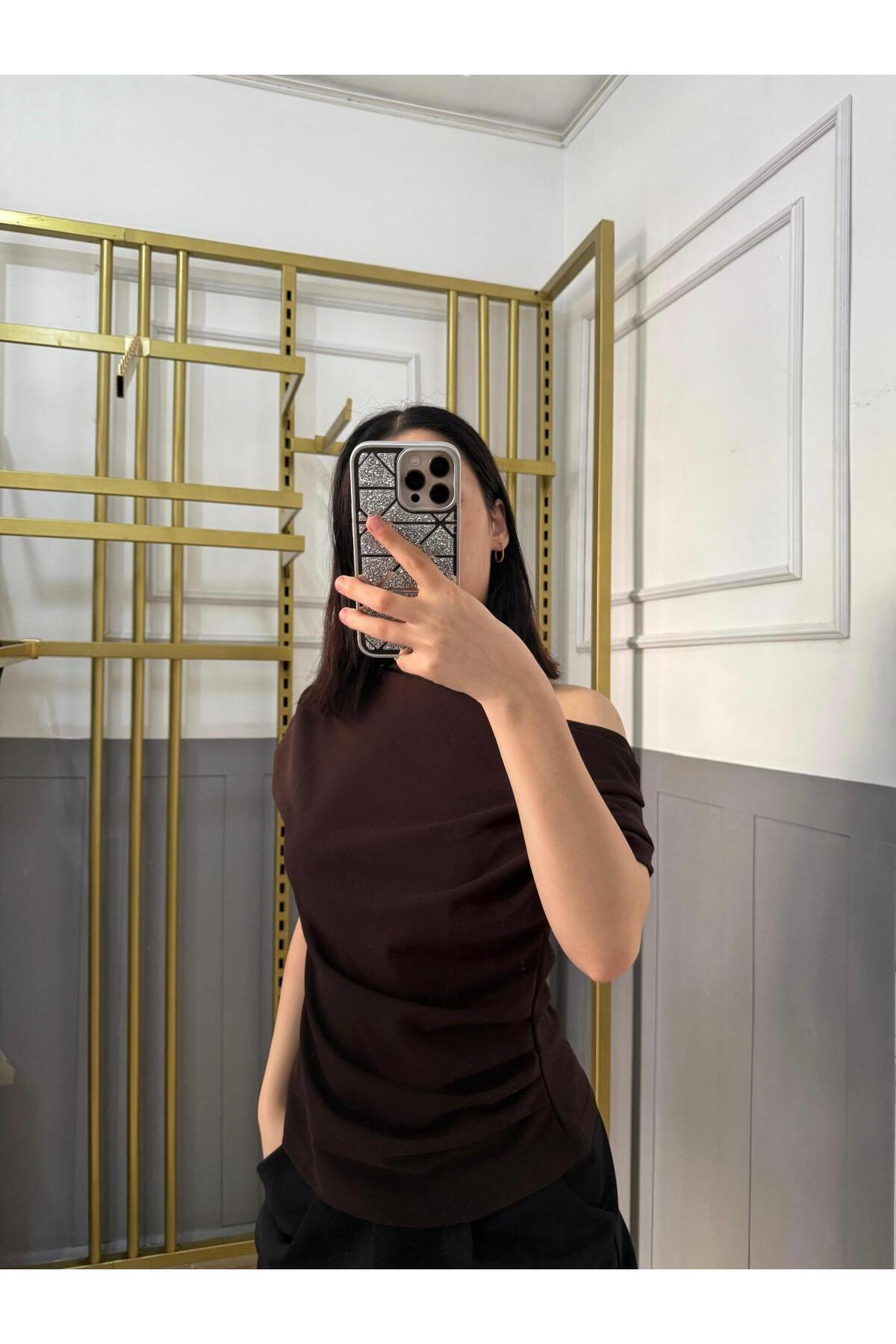 peri tower  Drape/Büzgü Detaylı Dökümlü Asimetrik Yaka Örme Krep Kumaş Bluz 0028 - Görsel 4