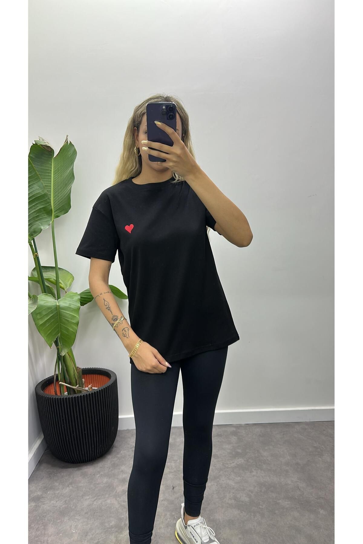 Acar Boutique Kalp Nakışlı T-Shirt