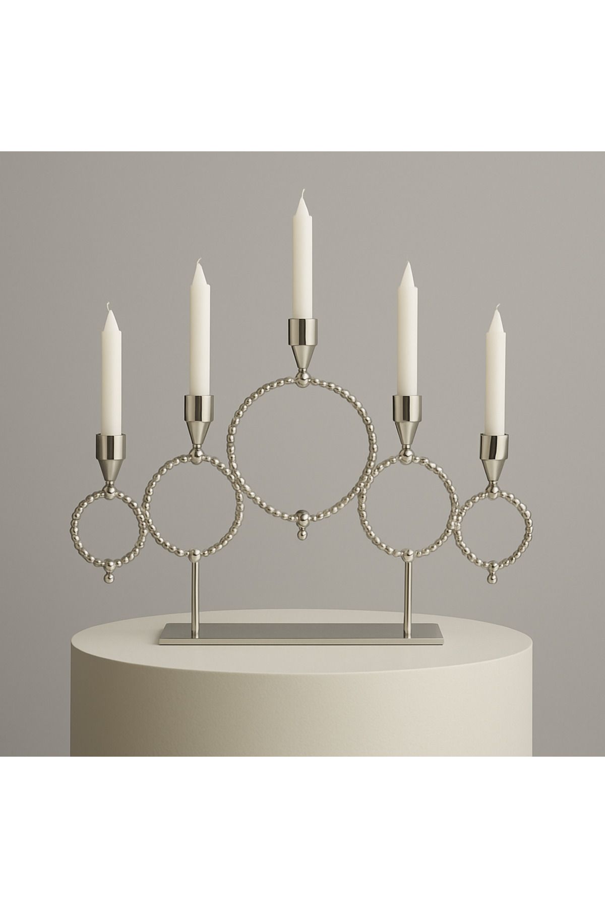 Modelce Gümüş Renk Beş Kollu Metal Şamdan – Modern ve Minimalist Dekoratif Mumluk