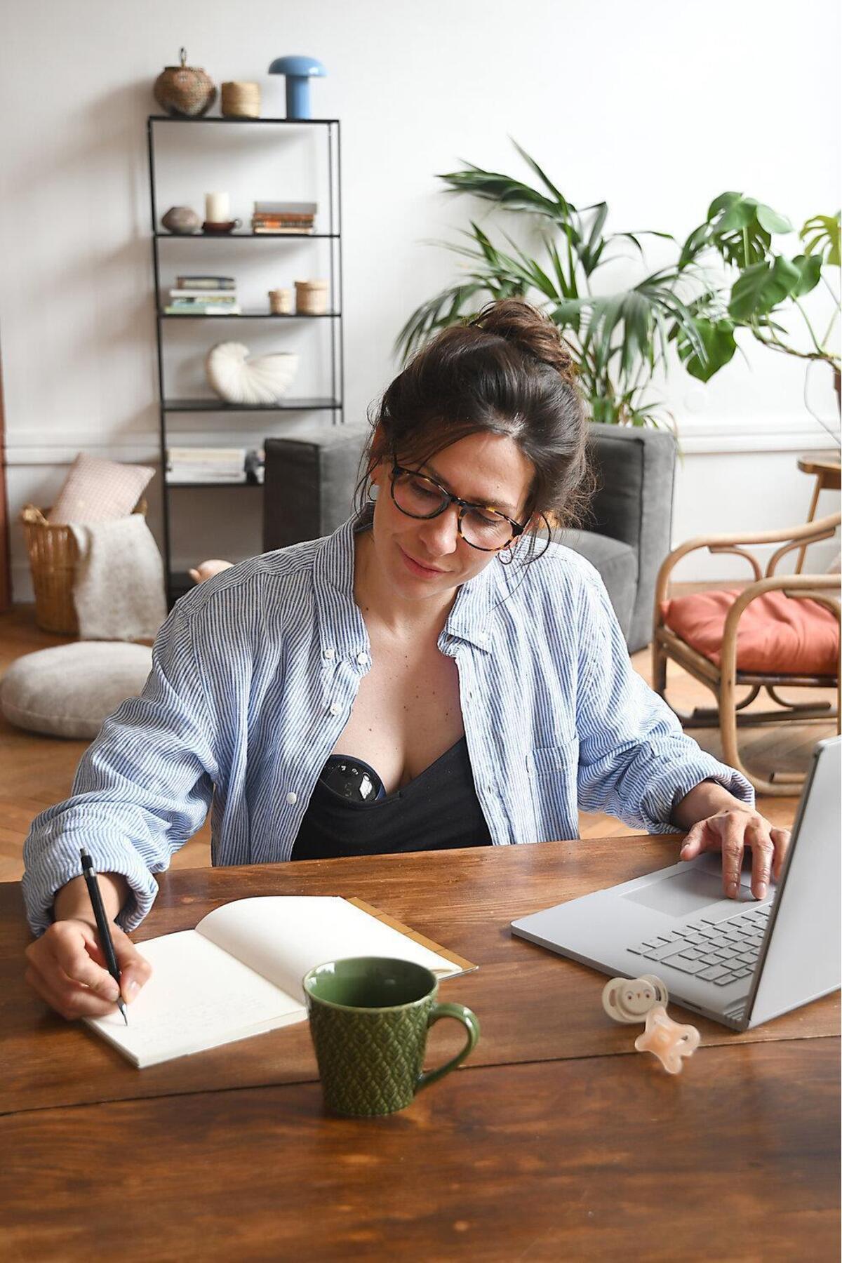 Beaba Hands-Free Giyilebilir Elektrikli Göğüs Pompası, Night Blue fotoğrafı 6 (önizleme)