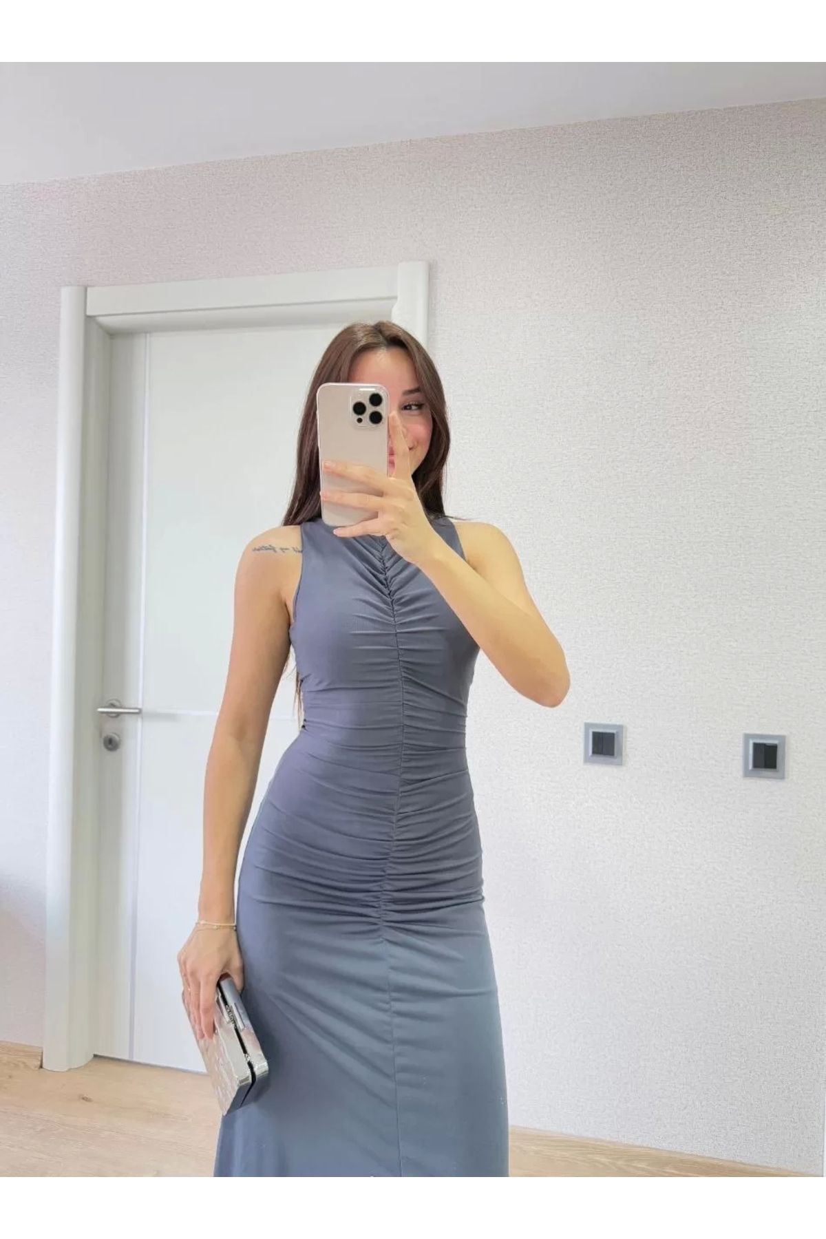 MODA CS Bürümcük Kumaşlı İçi Astarlı Üzgülü Kolsuz Büzgülü Uzun Elbise - Füme