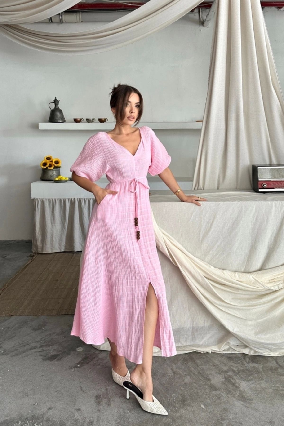 Butik V YAKA BEL BONCUK BAĞLAMALI MÜSLİN ELBİSE YIRTMAÇ DETAYLI - Pembe