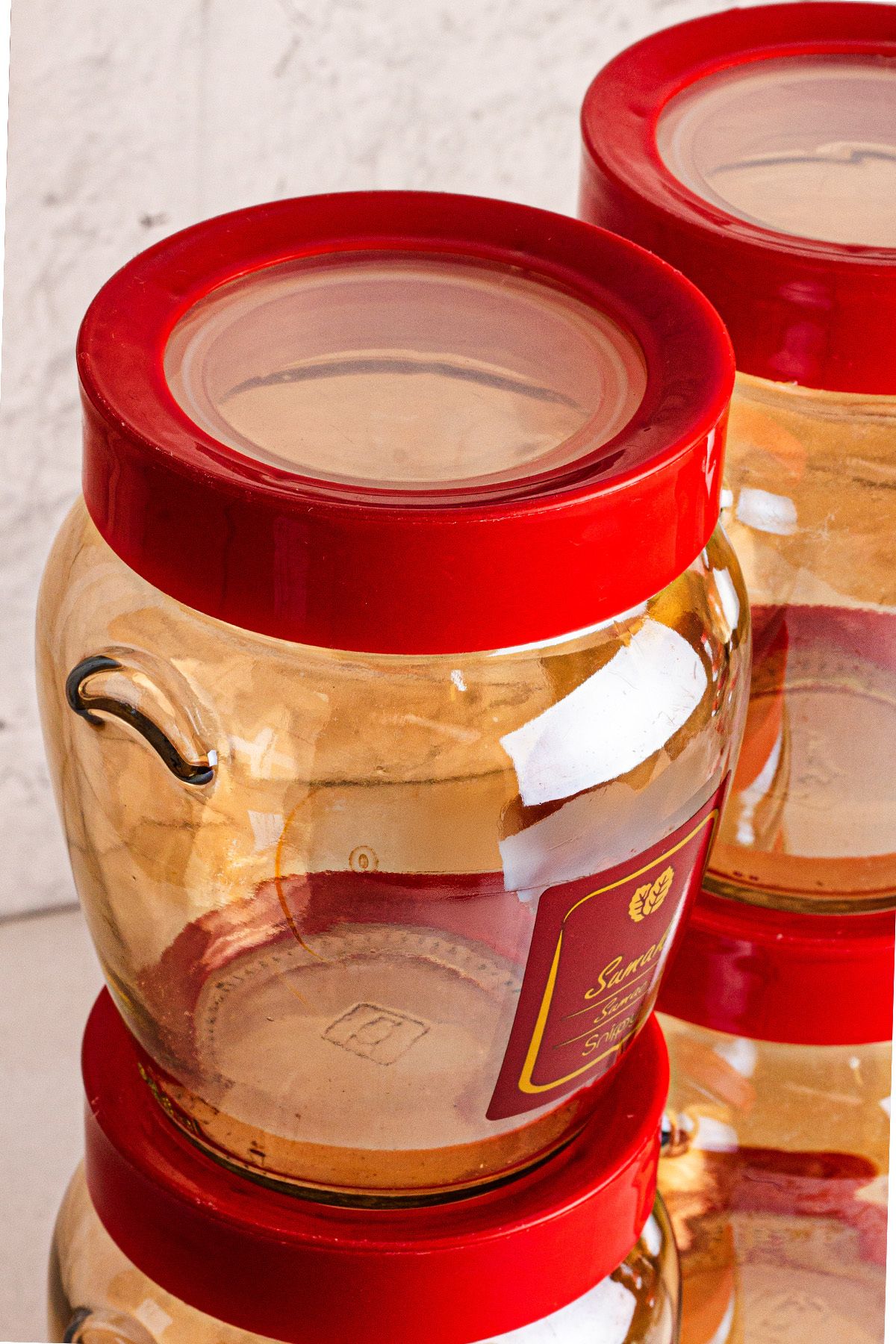 Snippy-Ruby Gold- Set of 6 Vacuumed Red Plastic Lids and Labeled Glass Spice Jar Storage Containers 580ml 6