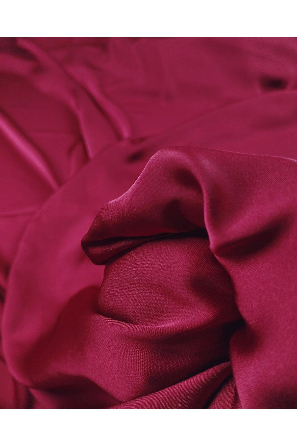 Kumaş Parça Koyu Pembe İle Bordo Arası Renkte İnce Saten (En 150 cm x Boy 330 cm)
