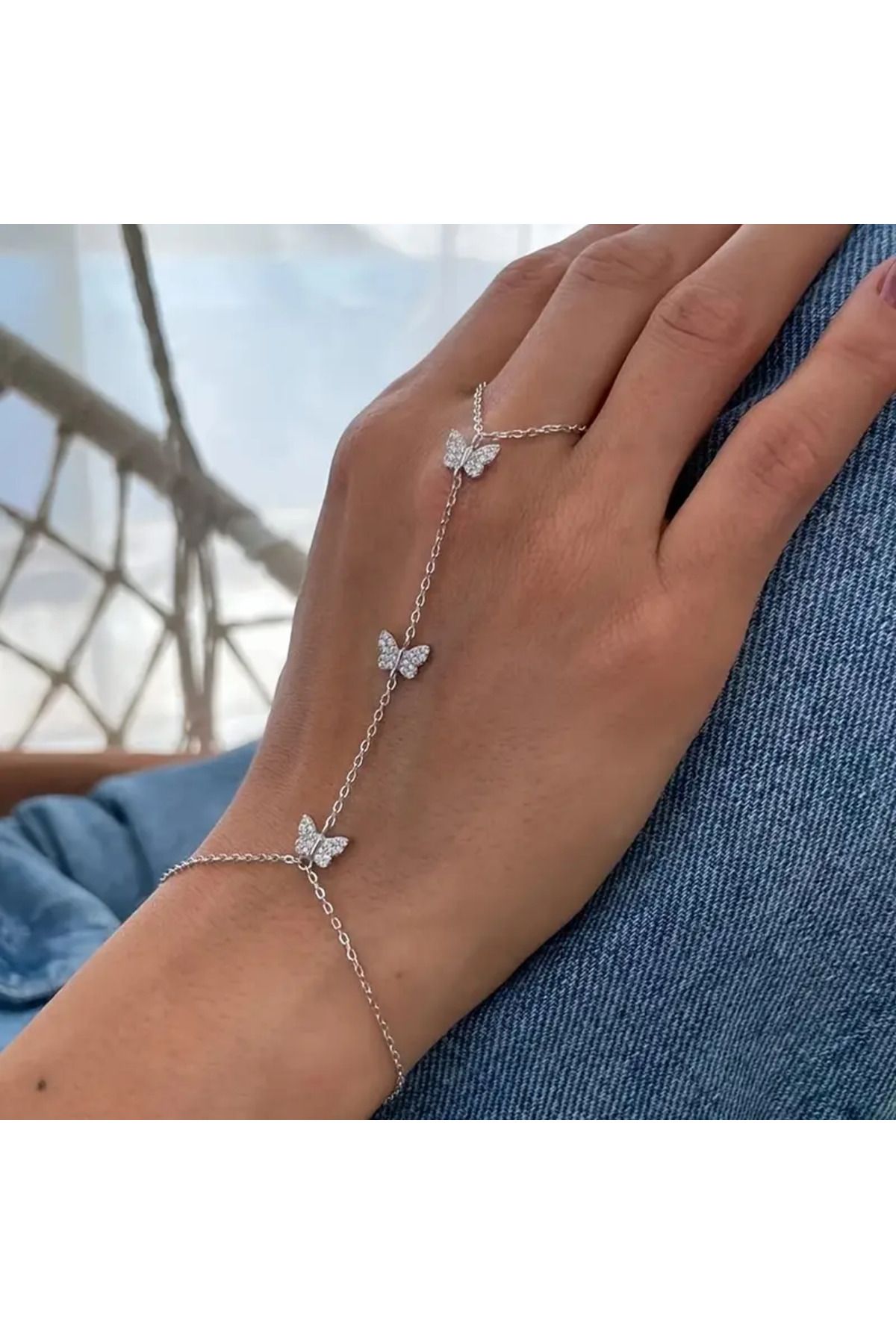 Butik Taşlı Fiyonk Detaylı Şahmeran – Gümüş Renk, Ayarlanabilir Zincirli Kadın El Takısı