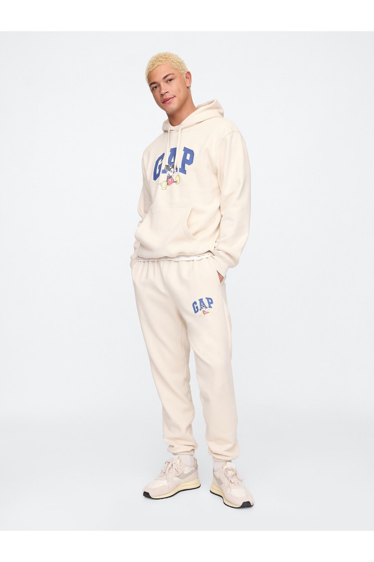 GAP Erkek Kırık Beyaz Gap Logo Disney Grafikli Fleece Eşofman Altı