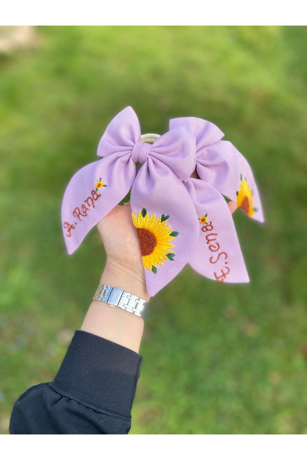 Colorfullkidss Kişiye Özel İsimli Harfli El Yapımı Günebakan Nakışlı Fiyonk Kadın Saç Tokası