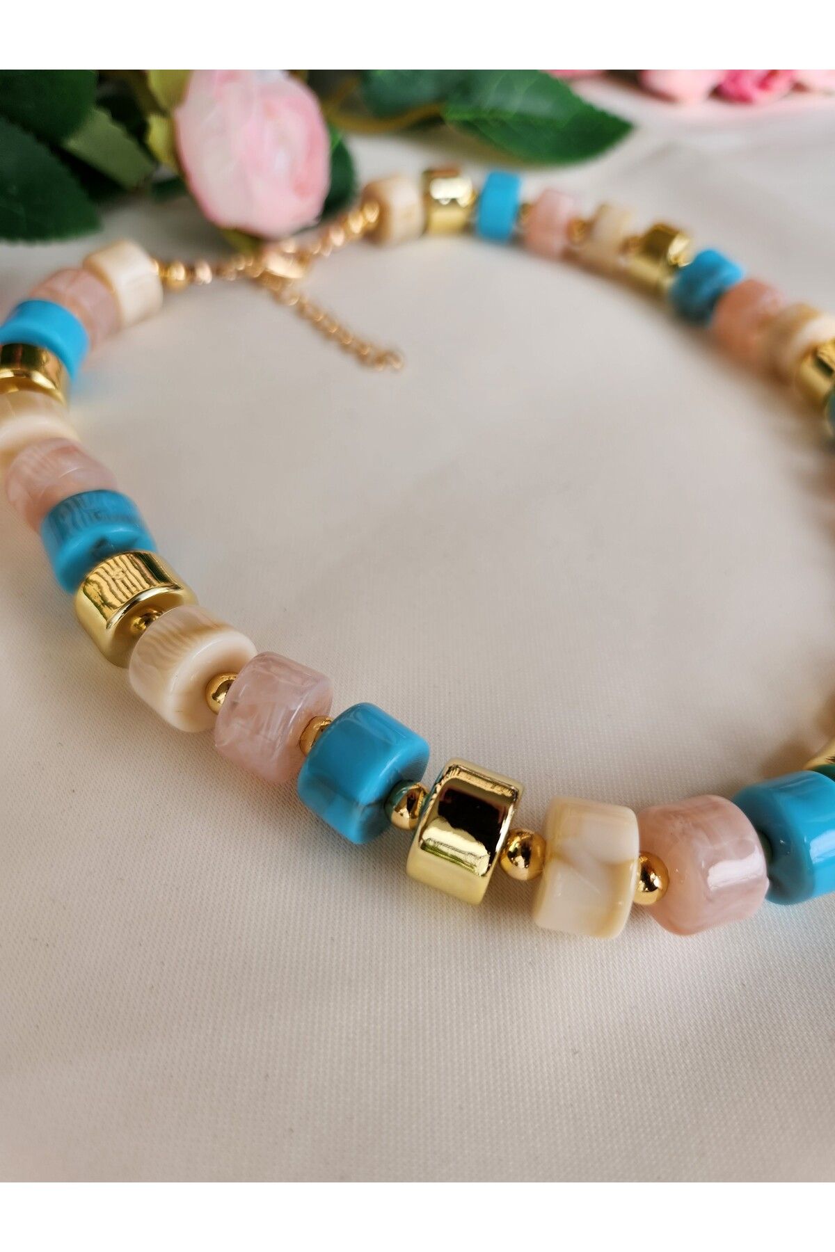 GIHANDMADE 🧿 Pastel Renkli Boncuklu Gold Detaylı Kadın Kolye – El Dizaynı Zarif Aksesuar
