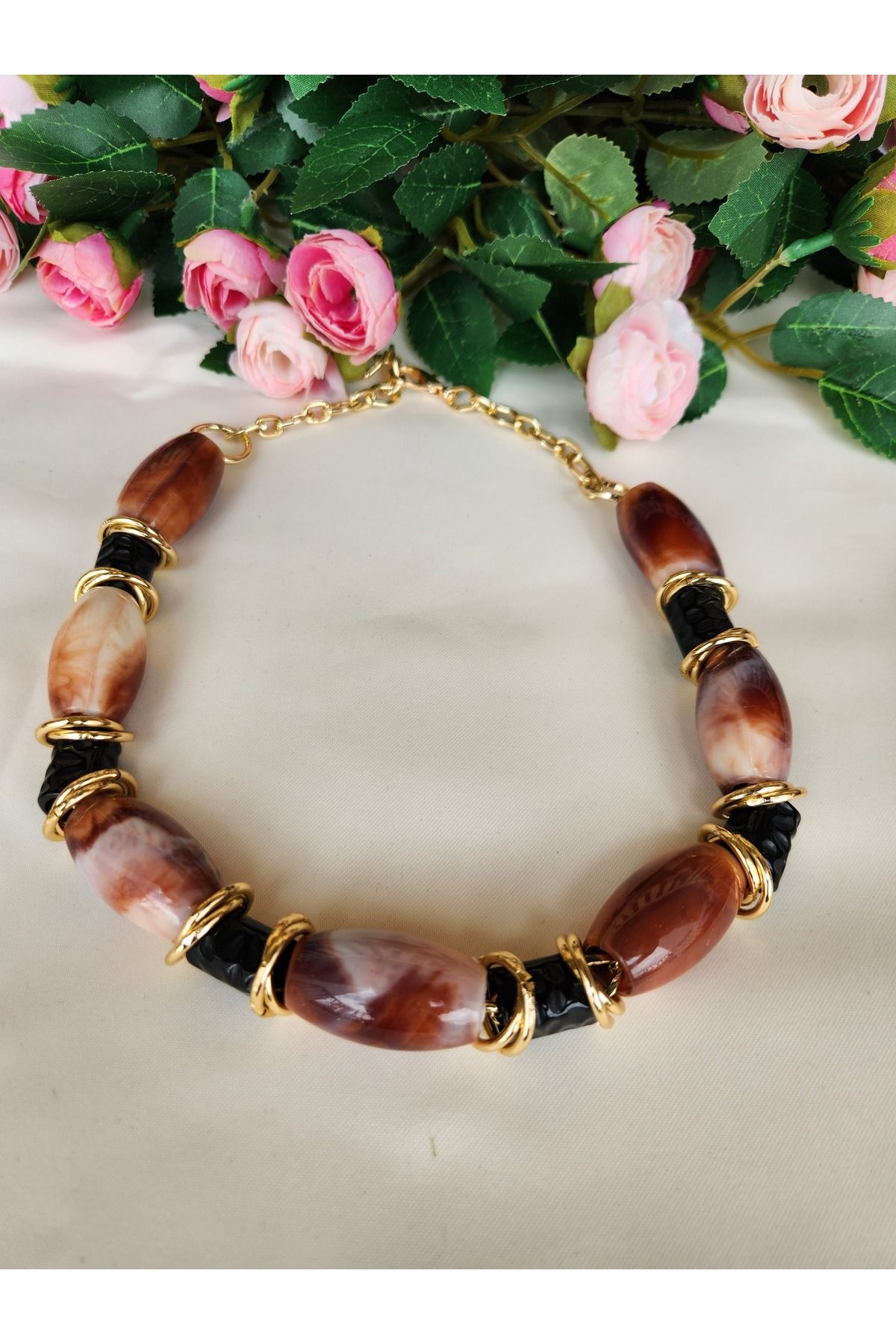 GIHANDMADE 🧿 Karamel Tonlu Oval Boncuklu Siyah Detaylı Altın Halkalı Kadın Kolye