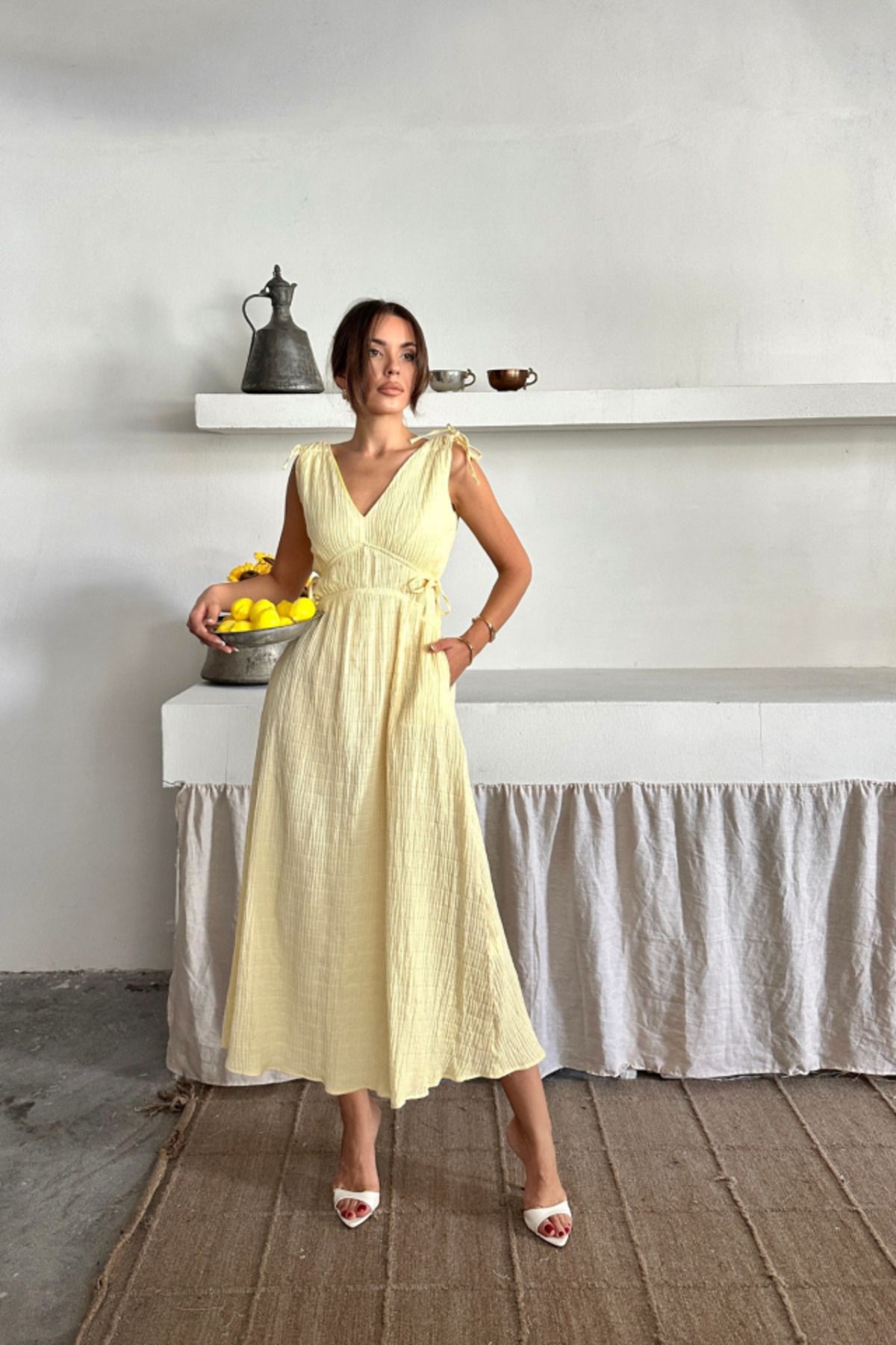 moda wanilia MÜSLİN ELBİSE OMUZ BÜZGÜ DETAYLI V YAKA KOLSUZ ELBİSE - Sarı