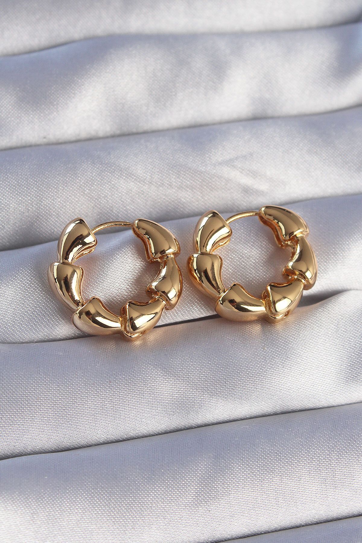LovelymCo Pirinç Gold Renk Damla Kıvrım Tasarımlı Halka Küpe - Lisinya