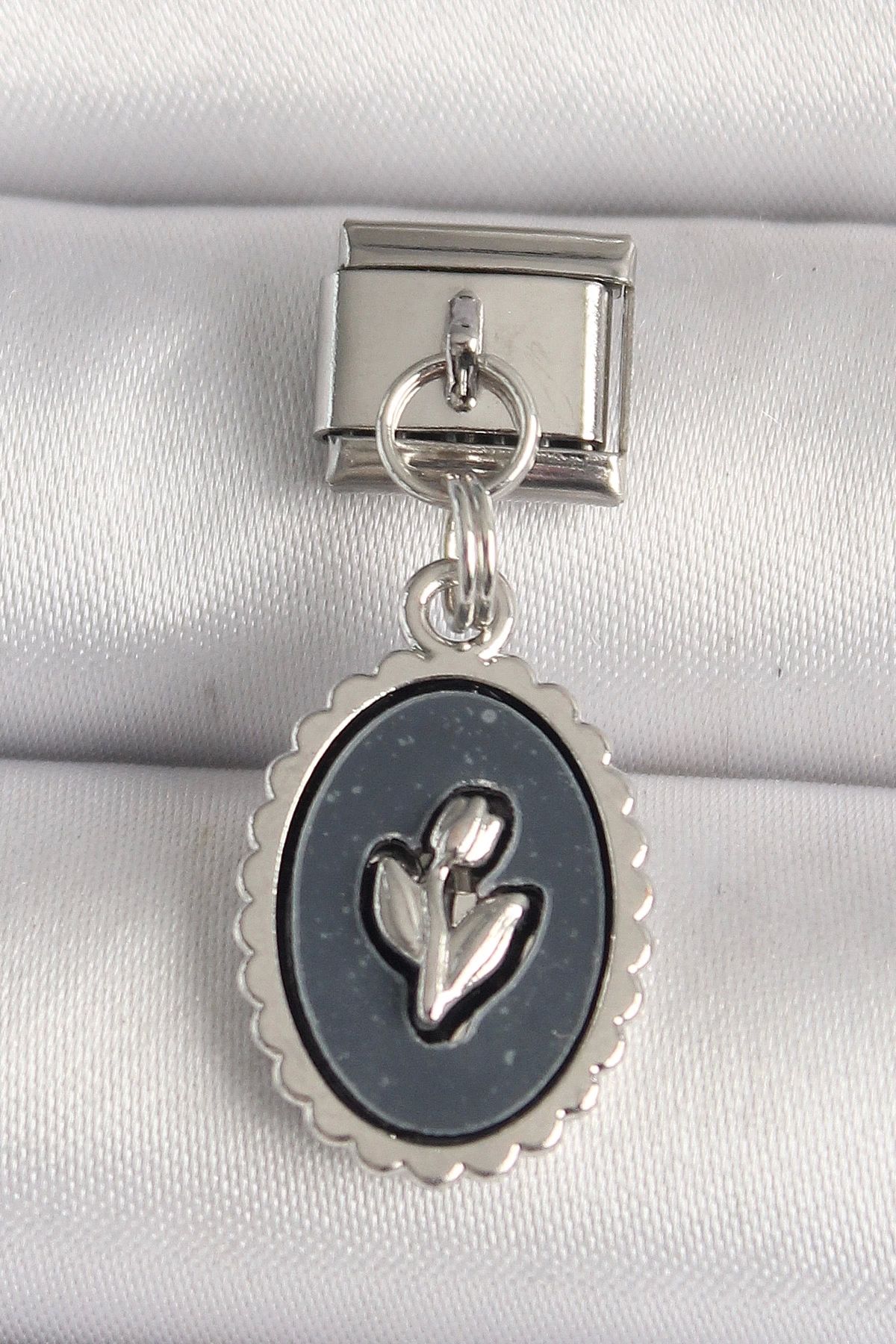 Nemere 316L Çelik Gümüş Renk Çiçek İşlemeli Siyah Portre Model Nomination Charm - TJ-BC1215