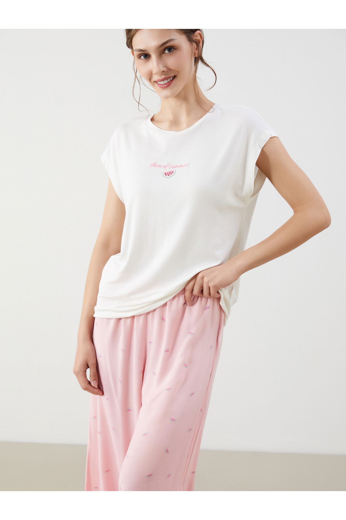 LC Waikiki Bisiklet Yaka Baskılı Kadın Kaprili Pijama Takımı