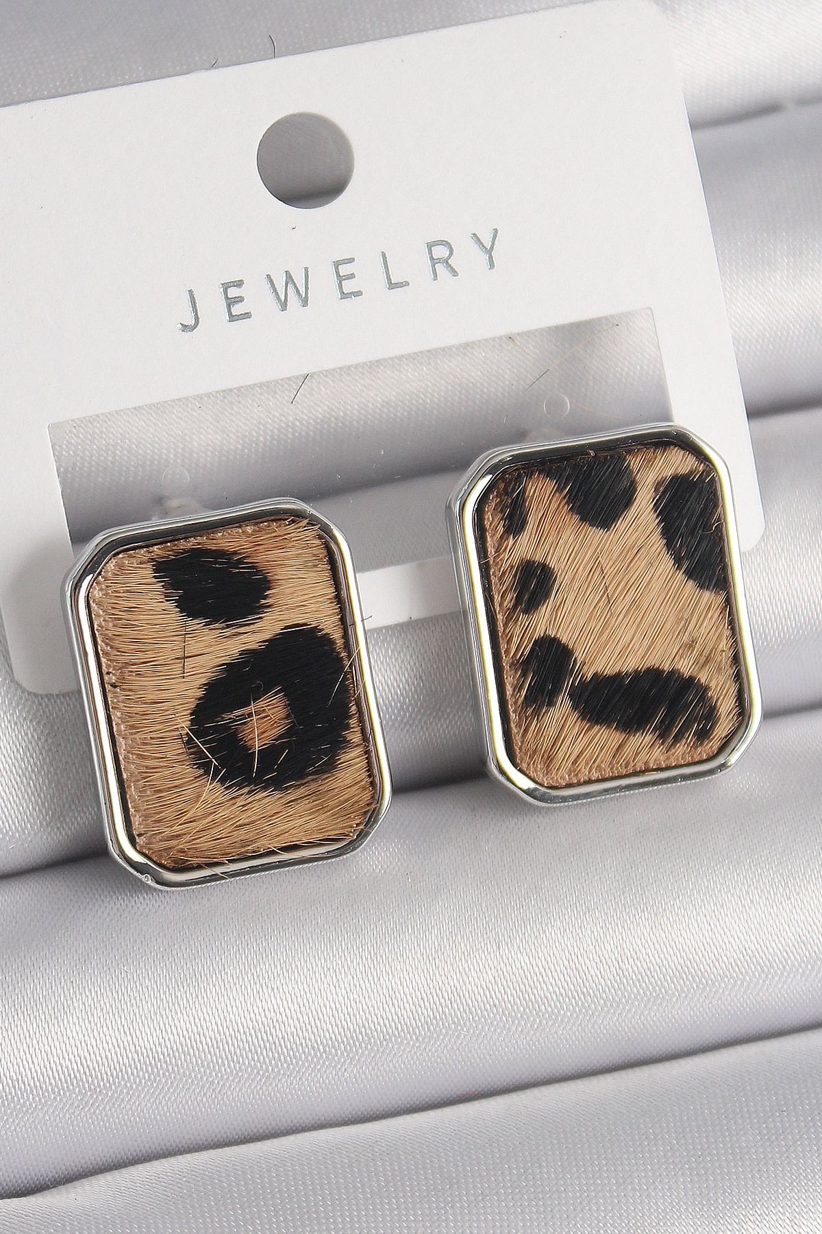 LovelymCo Pirinç Gümüş Renk Leopar Desenli Kare Model Kadın Küpe - Lisinya