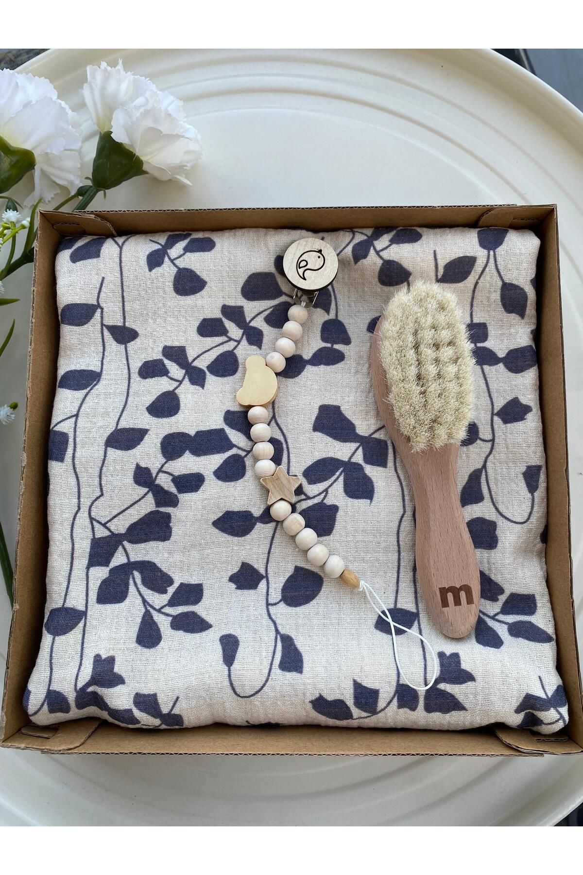 CB Gift Minisse Bebek Müslin Battaniye, Keçi Kılı Fırça Tarak, Bebek Emzik Zinciri, Bebek Hediye Kutusu