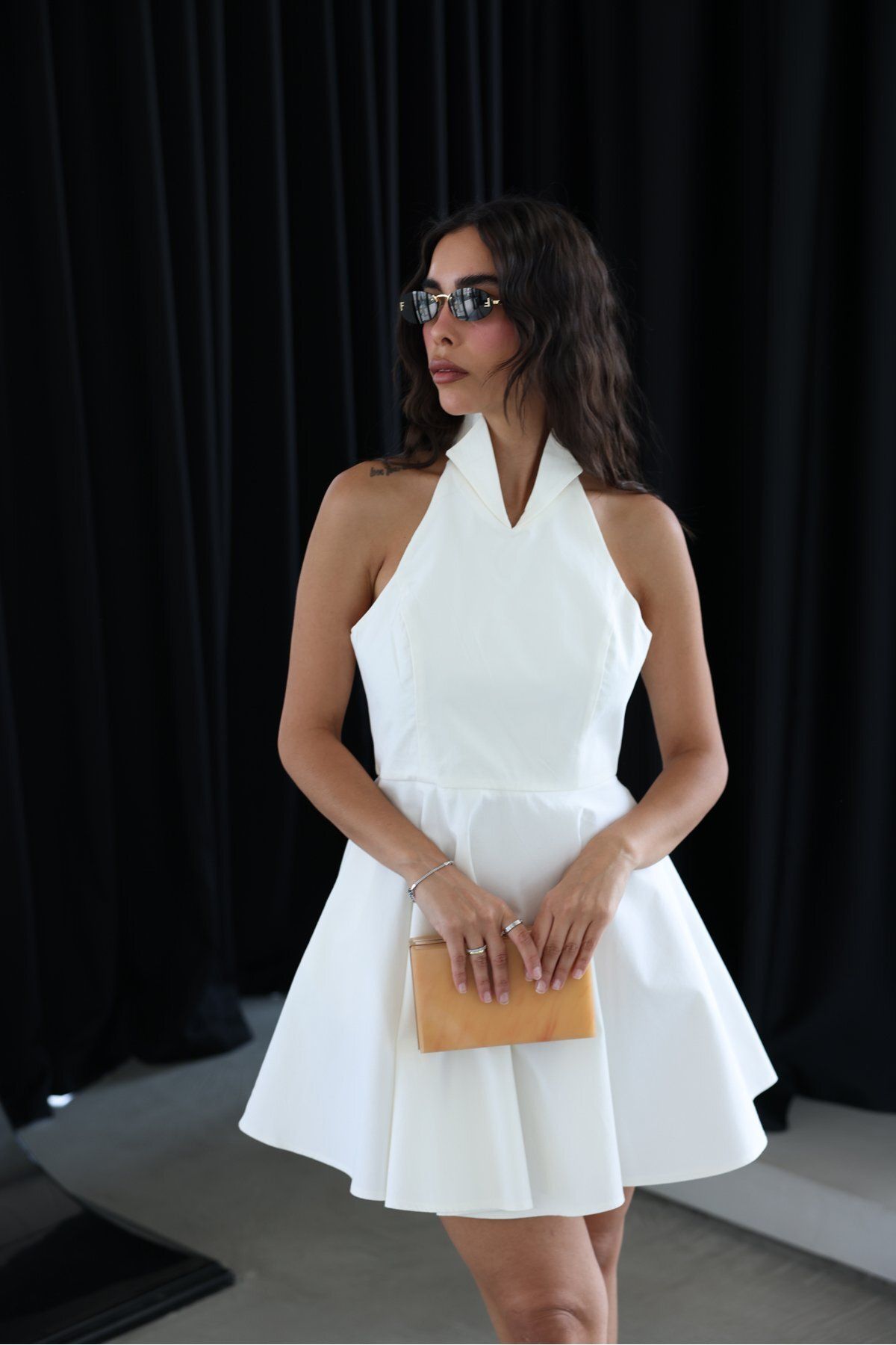Özge Özgenç Boyundan Geçmeli Mini Elbise