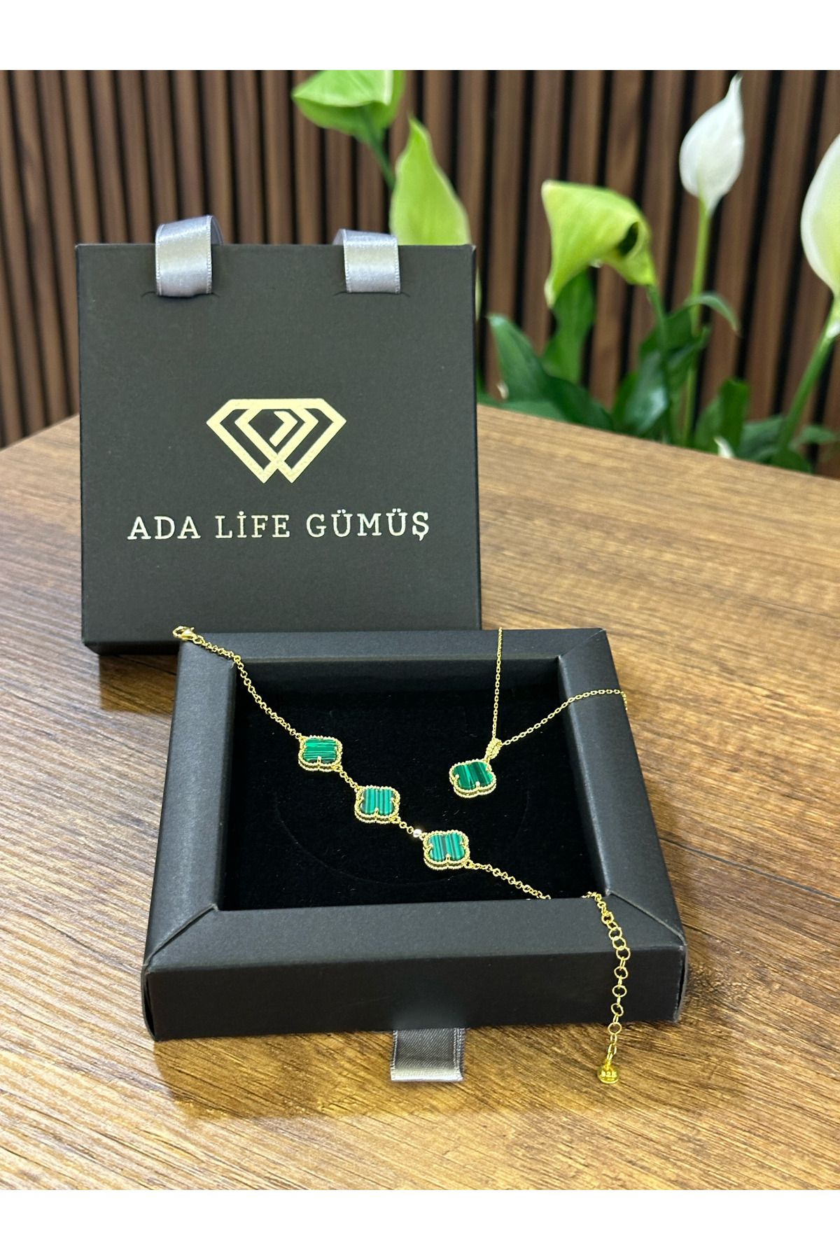 ADA LİFE GÜMÜŞ (Çantalı KUTU) 925 Ayar Gümüş 18 ayar Gold Kaplama Yeşil Taşlı 2 Li Yonca Set 3 sıra Bileklik Kolye