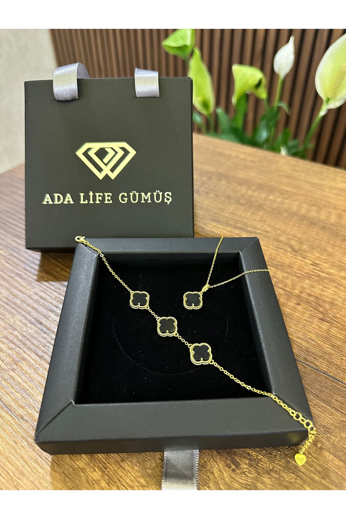 ADA LİFE GÜMÜŞ (Çantalı KUTU) 925 Ayar Gümüş 18 ayar Gold Kaplama Siyah Taşlı 2 Li Yonca Set 3 sıra Bileklik Kolye