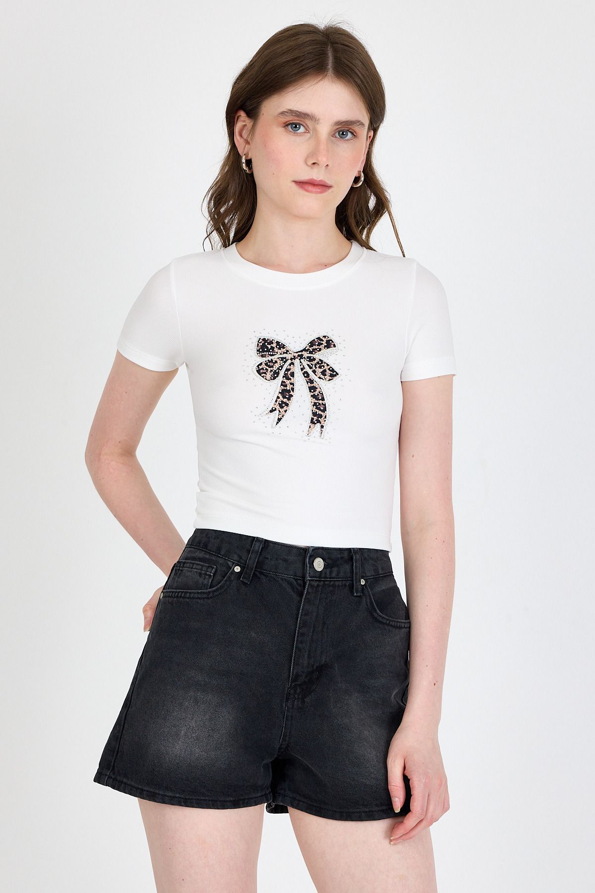 Rays Ekru Leopar Fiyonk Baskılı Taş Detaylı Slim Fit Crop Tişört 0549-1