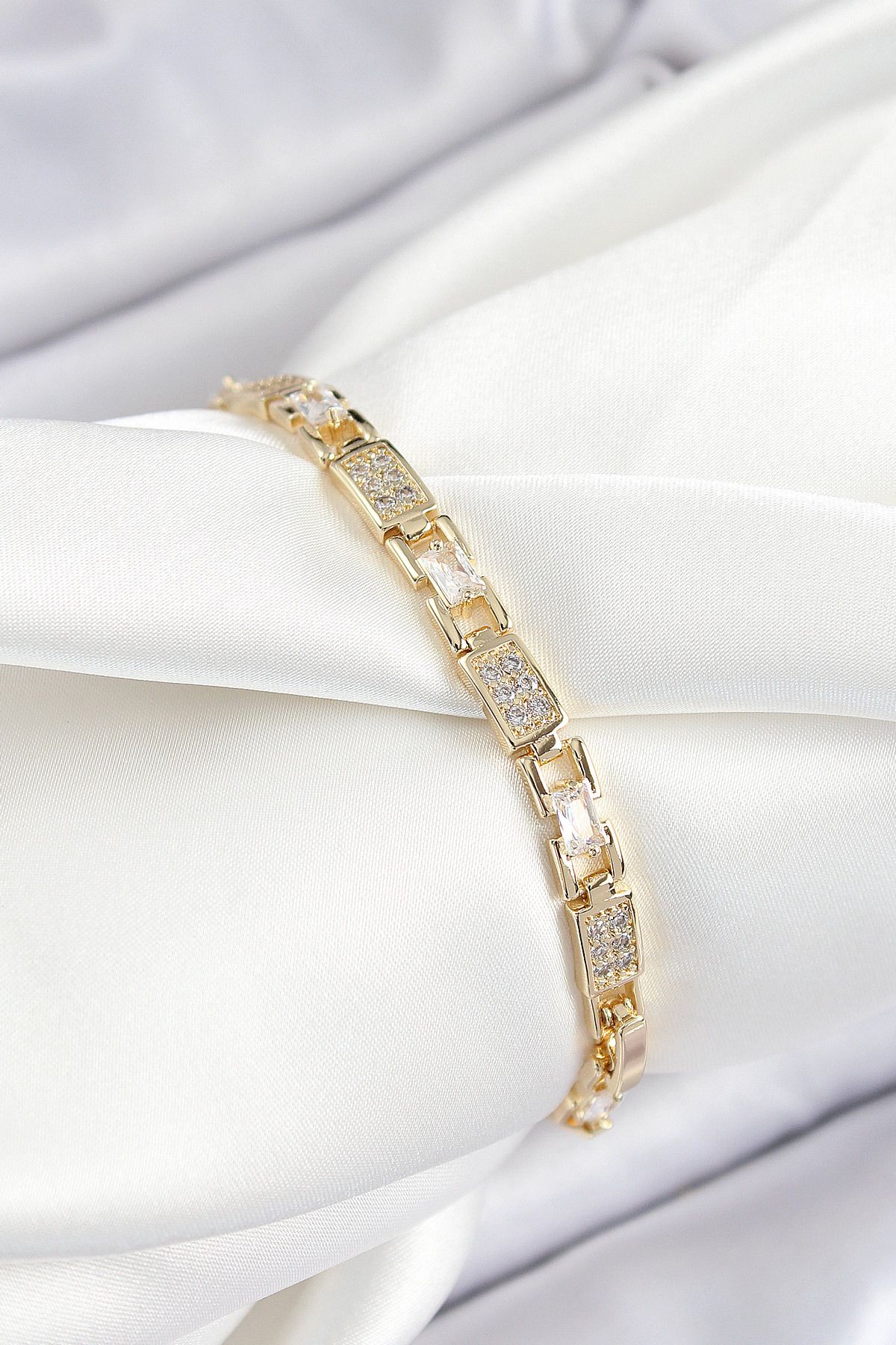 SeyCey.co Pirinç Zincir Model Zirkon Taşlı Gold Renk VİP Seri Kadın Bileklik