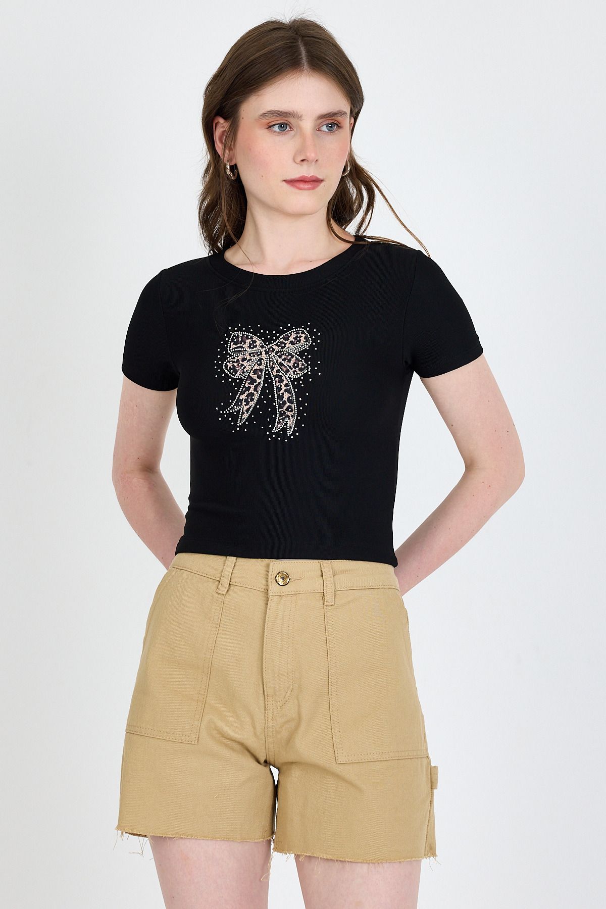 Rays Siyah Leopar Fiyonk Baskılı Taş Detaylı Slim Fit Crop Tişört 0549-1