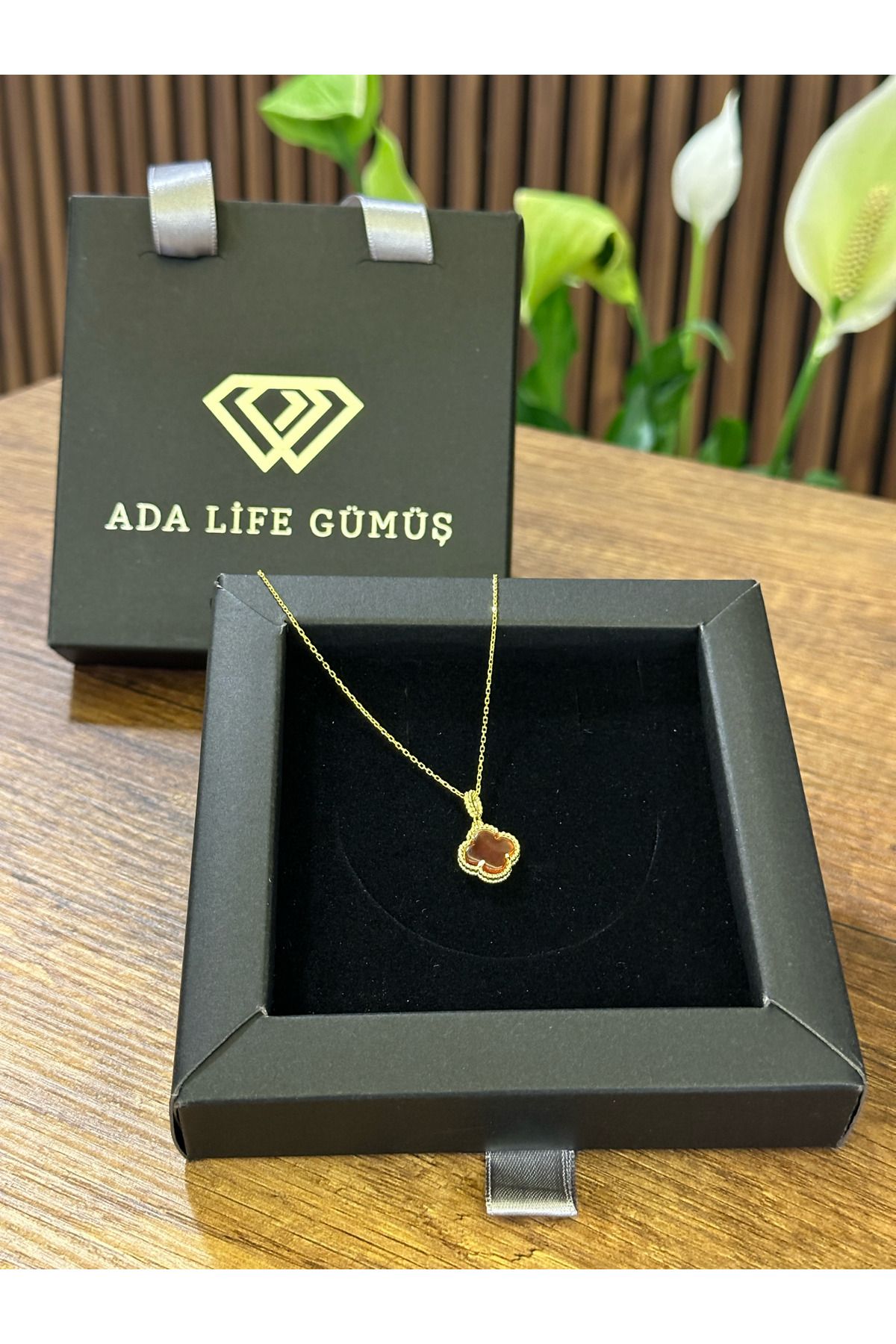 ADA LİFE GÜMÜŞ (ÇANTALI KUTU) 925 Ayar Gümüş 18 ayar Gold Kaplama Bordo Taşlı Yonca Kolye