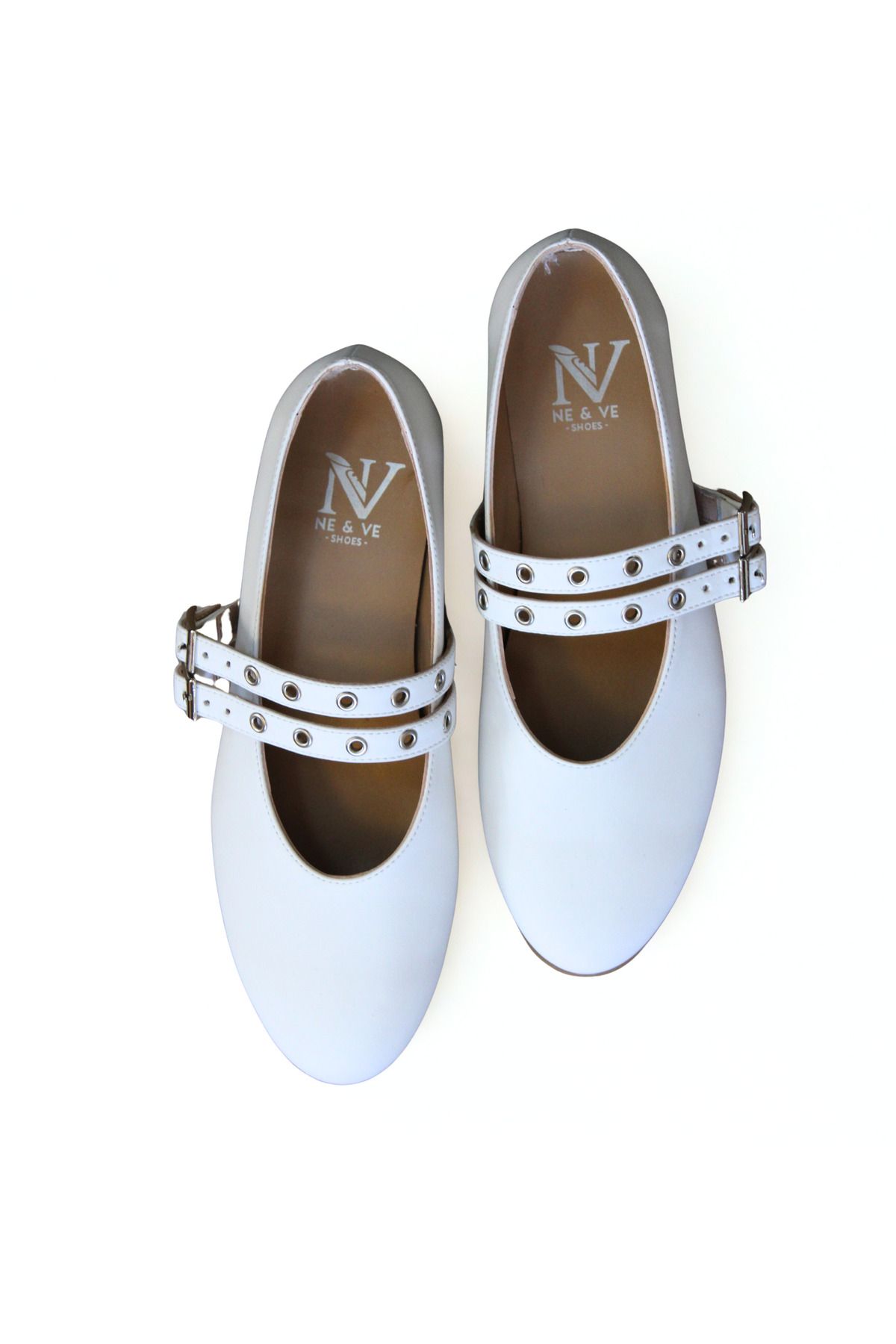 NEVE SHOES Beyaz Deri Yuvarlak Burunlu İki Bantlı Metal Aksesuarlı Kadın Babet