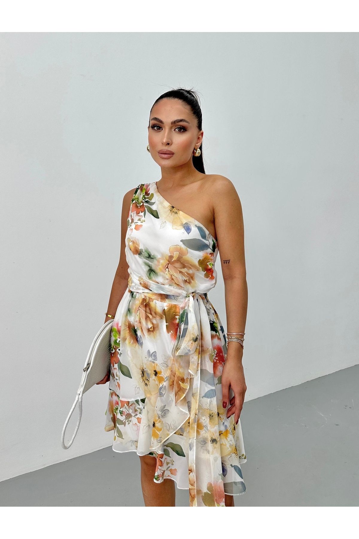 Afiş Butik Beyaz Şifon Tek Omuz Çiçek Desenli Mini Elbise