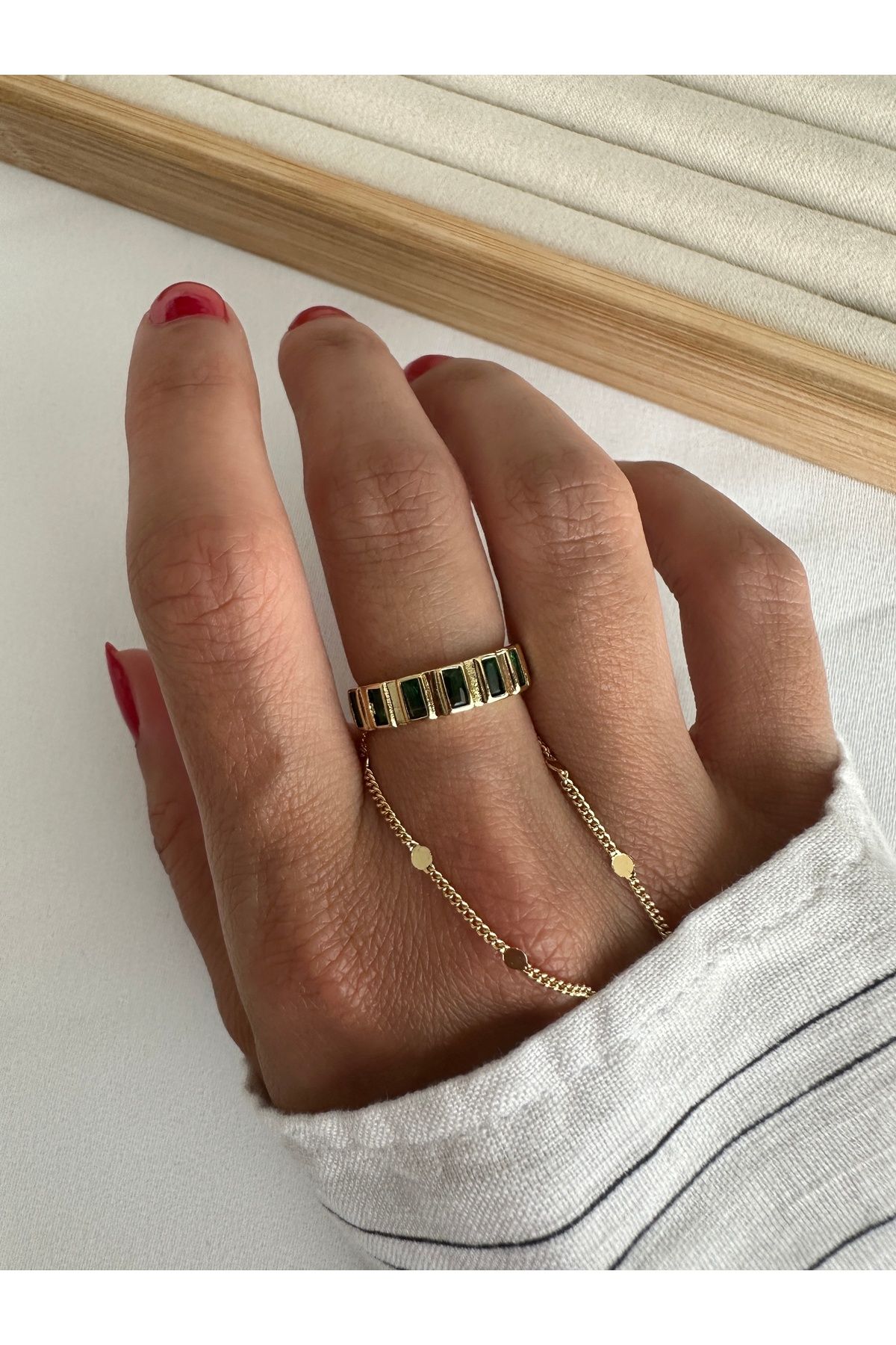 ringbox-Green Stone Rectangular Row Ring 3