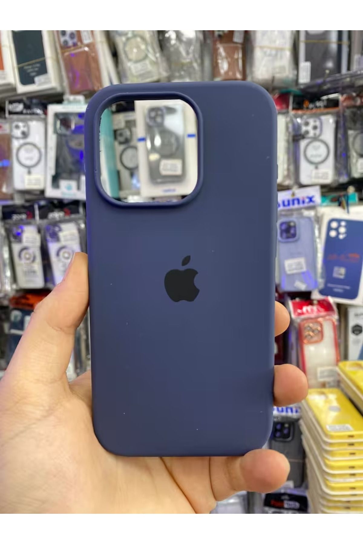 Soffany İPHONE 15 PRO UYUMLU LOGOLU LANSMAN İÇİ KADİFE KILIF