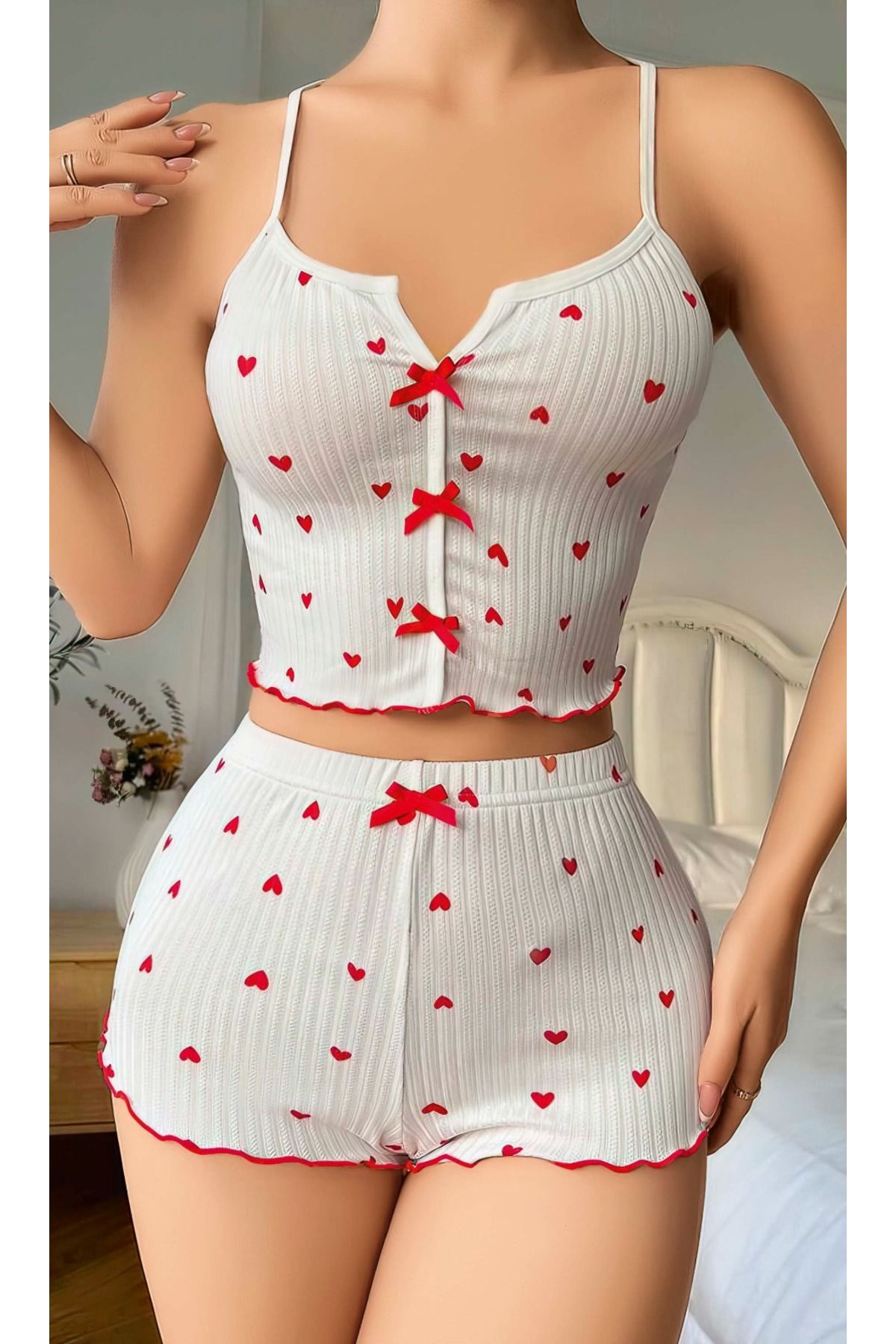 LUXERİA UNDERWEAR Kadın Beyaz Kırmızı Kalp Desenli Şortlu Pijama Takımı – Fırfır Detaylı Askılı Ev Giyim