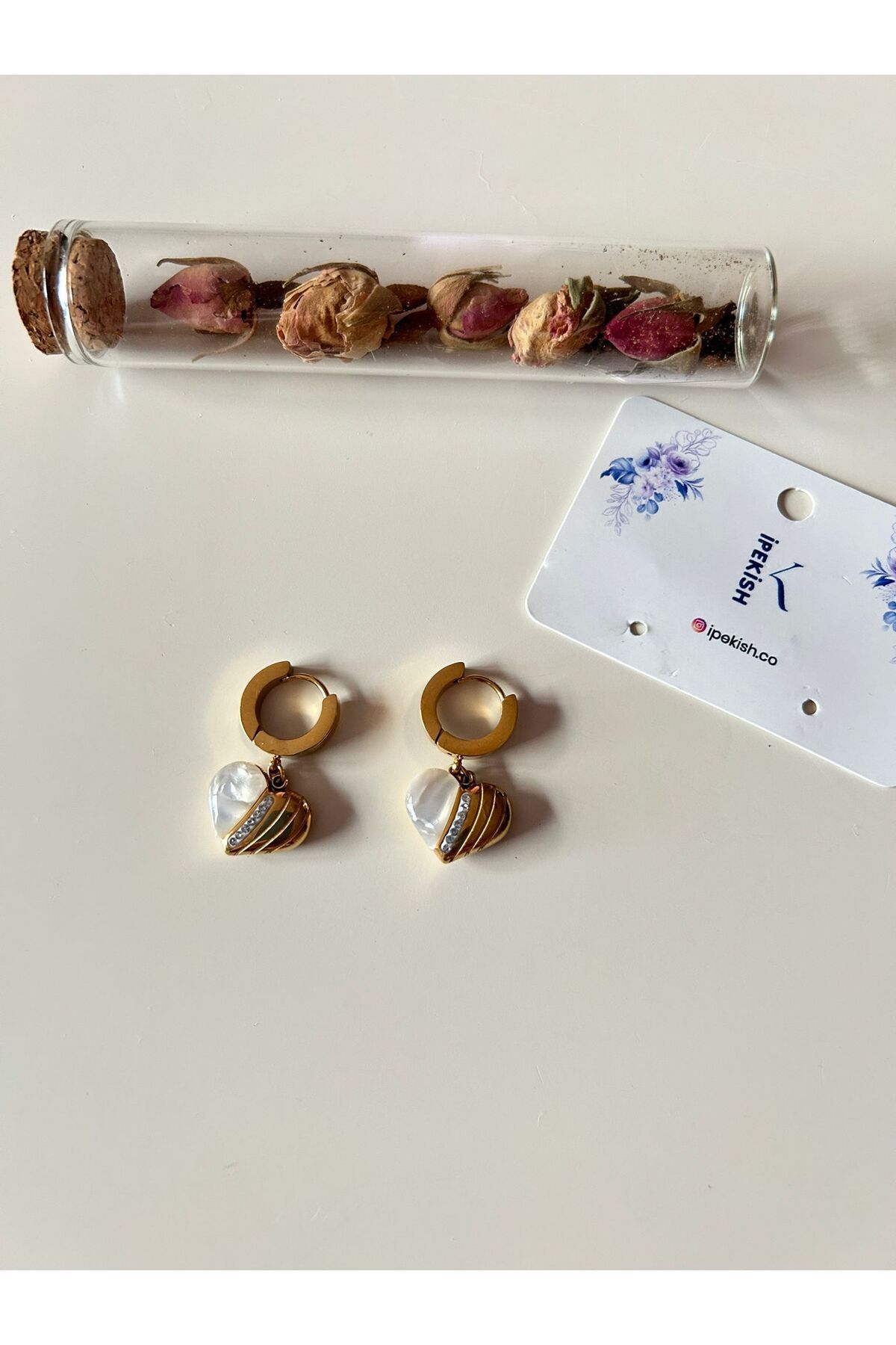 Cheecky Chic İpekish | Zirkon Taşlı Kalp Sallantılı Gold Orta Boy Halka Küpe – Zarif, Romantik ve Paslanmaz Çelik
