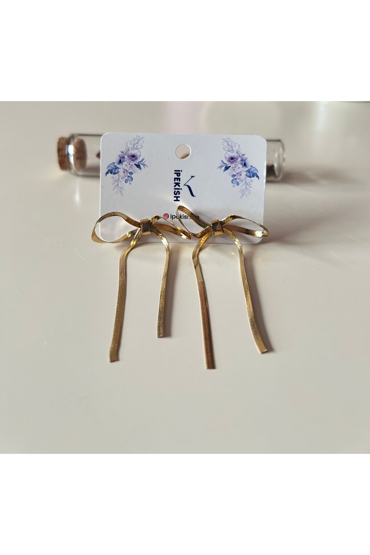 Cheecky Chic İpekish | İtalyan Zincir Sallantılı Gold Renk Fiyonk Model Küpe – Zarif, Modern ve Paslanmaz Çelik