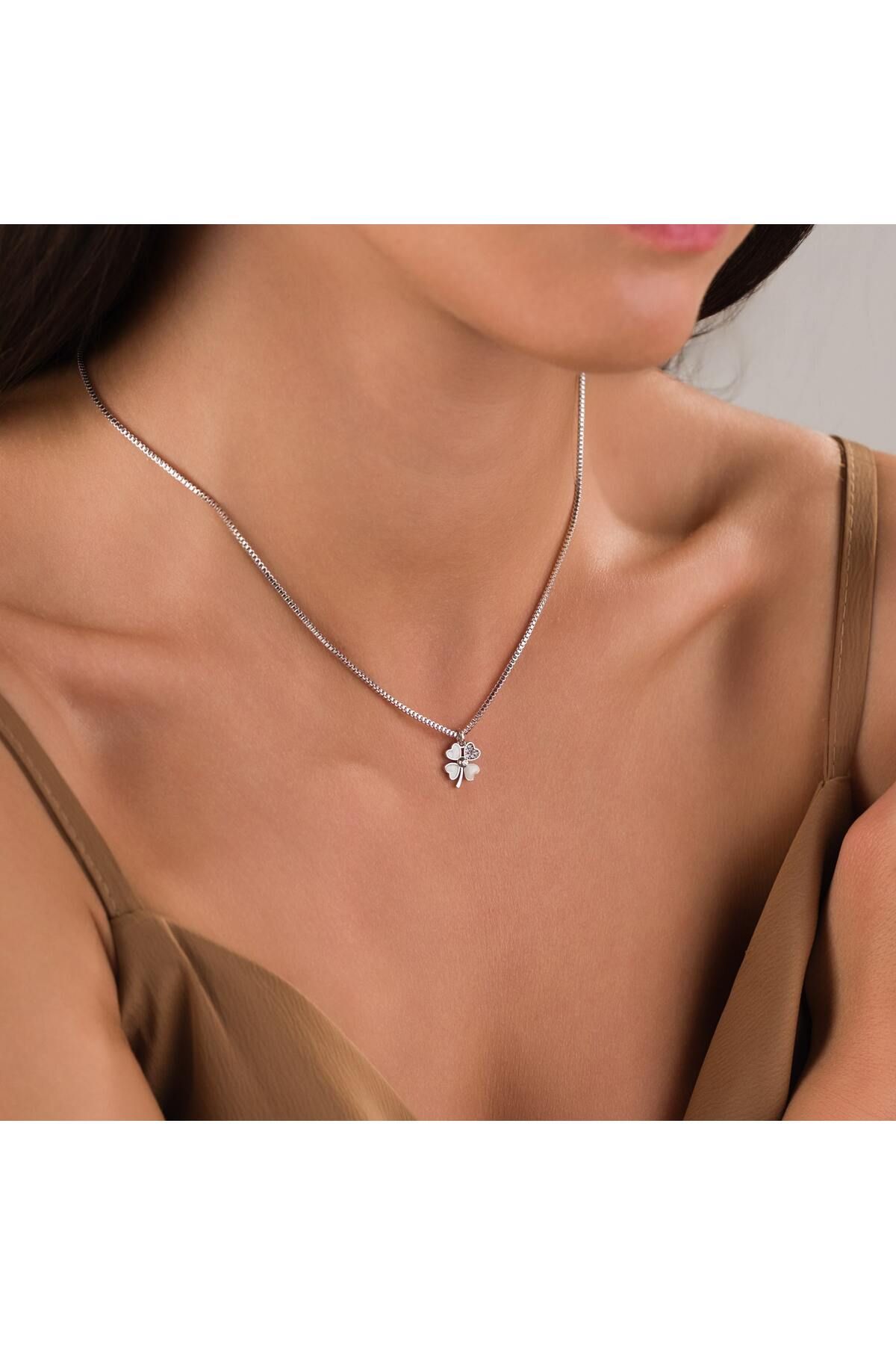 HOBİSY GIFT SHOP Şans Yoncası Figürlü Kadın Kolye , Zirkon Taş Detaylı, Kararmaz Şık Takı - Gümüş Kaplama Yonca