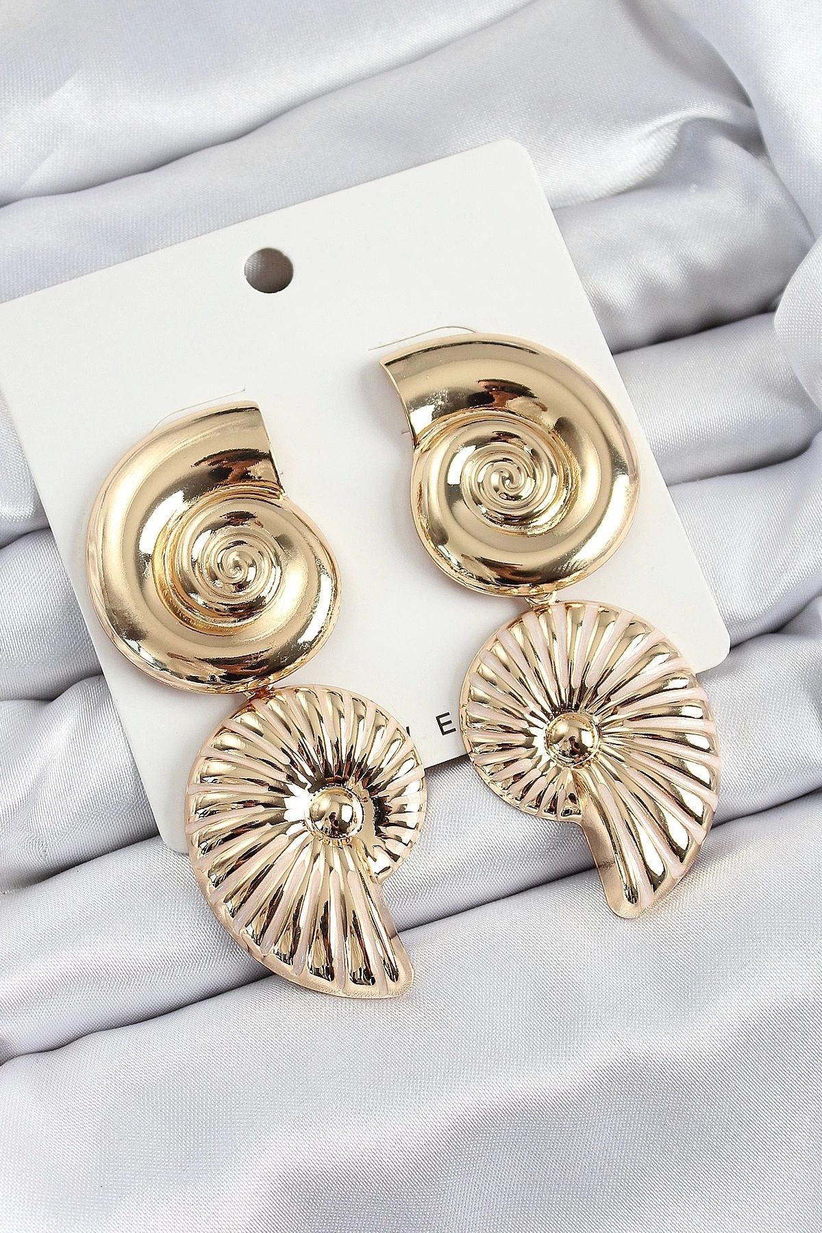 Clariss Pirinç Sarmal Sallantılı Deniz Kabuğu Vintage Model Gold Renk Küpe
