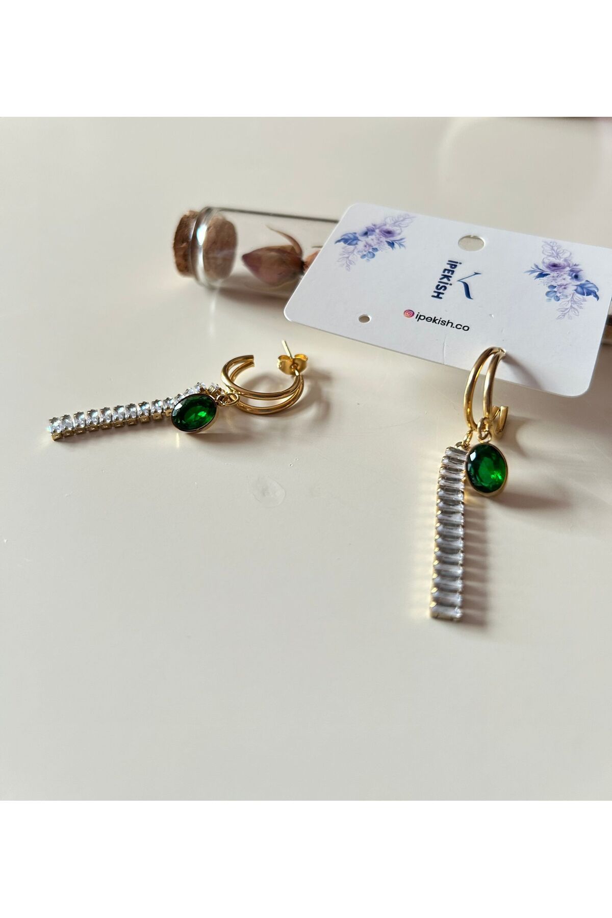 Cheecky Chic İpekish | Gold Renk, Yeşil Taşlı, Zirkon Detaylı, Sallantılı, Paslanmaz Çelik, Halka Küpe