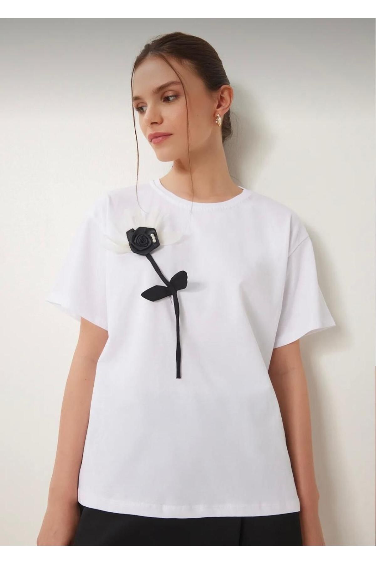 By Nilgün Akay Beyaz Çiçek Armalı Pamuklu T-shirt