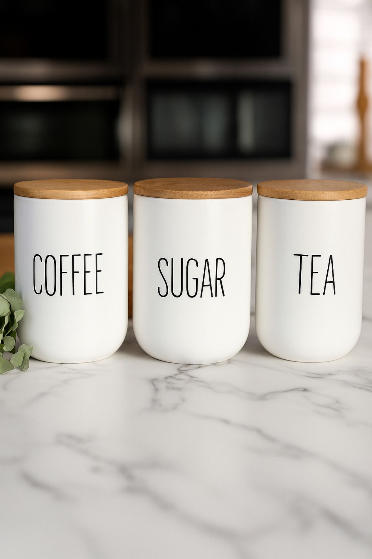 welcomein 3’lü Seramik Bambu Kapaklı Beyaz Kavanoz Seti 1000 ML – Coffee / Sugar / Tea – Bambu Kapaklı